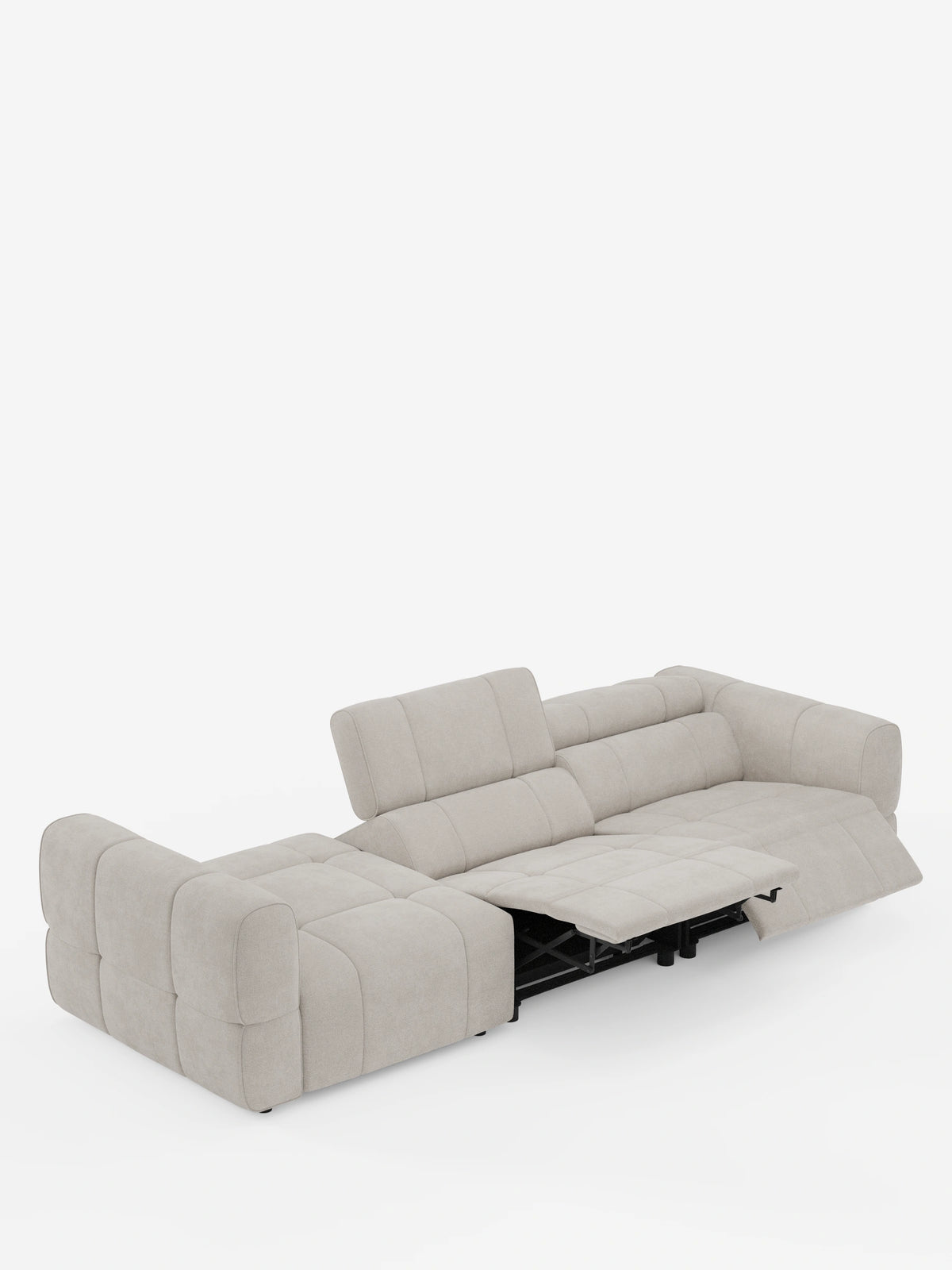 Un divano componibile Giotto Divano in beige chiaro con terminale aperto - opzione relax elettrico in tessuto smacchiabile T23, con rivestimento trapuntato a motivo a griglia, dotato di poggiapiedi meccanico e terminale a profilo ribassato.