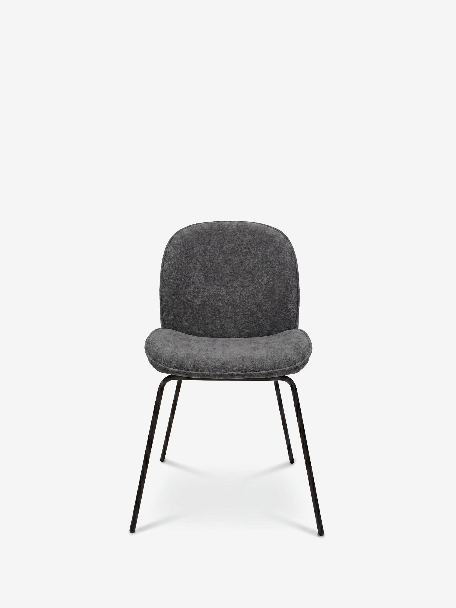 La sedia imbottita Iride di Divani.Store presenta uno schienale curvo e una seduta imbottita in tessuto materico grigio scuro, abbinati a sottili gambe in metallo nero inclinate verso l’esterno, per un look elegante e minimalista.