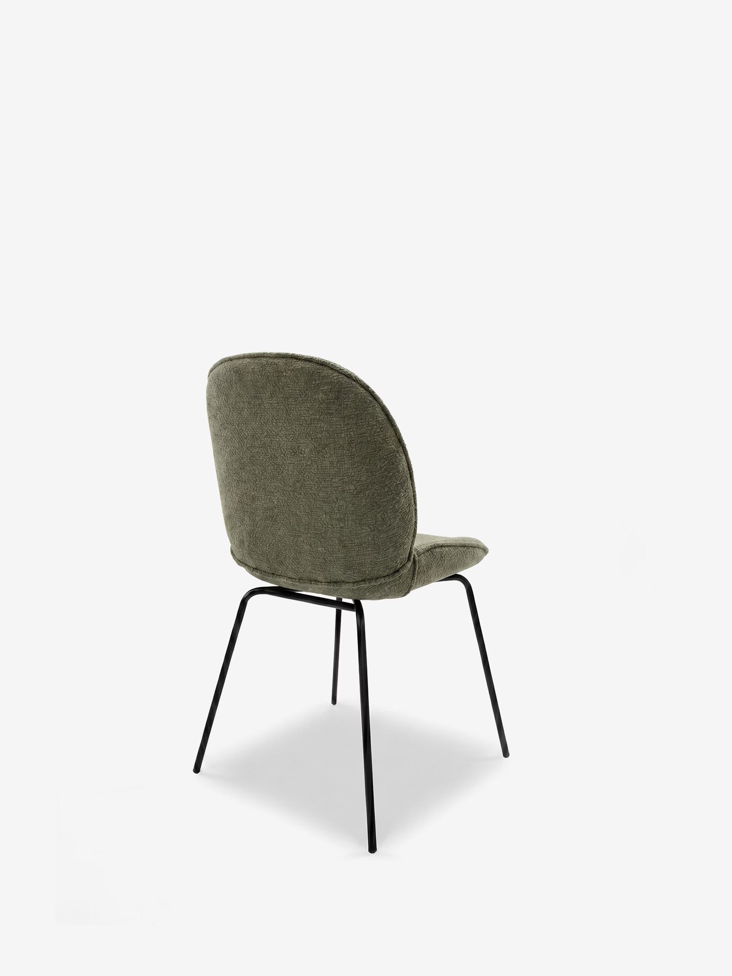 La sedia imbottita Iride di Divani.Store presenta una seduta e uno schienale in morbido tessuto materico color verde oliva con struttura in metallo nero, raffigurata su uno sfondo bianco a tinta unita.