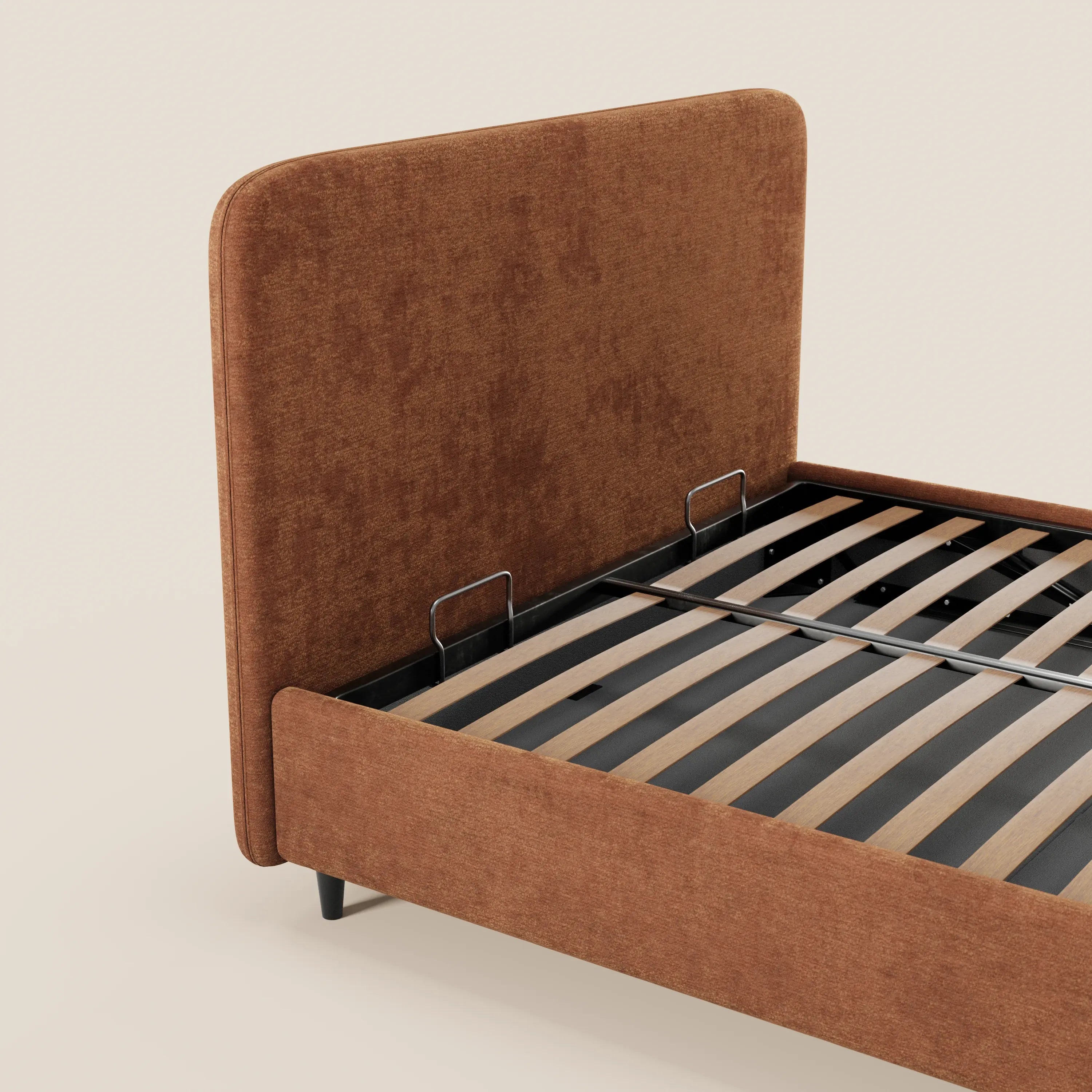 Il letto imbottito KAELOS minimal di Letti.store presenta una testiera arrotondata rivestita in ciniglia, gambe alte, vano contenitore e doghe in legno di sostegno; nella foto è raffigurato in colore ruggine con sponde laterali abbinate su uno sfondo beige chiaro.