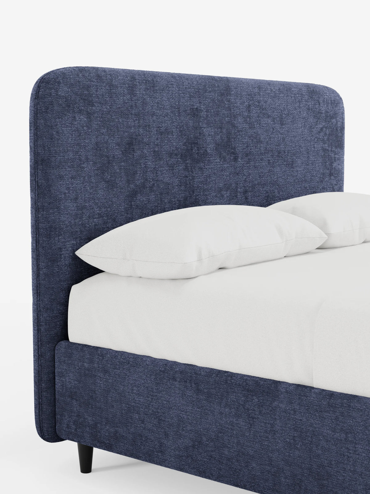 KAELOS, letto imbottito in stile minimalista - contenitore, gambe alte e testiera arrotondata in tessuto ciniglia, con testiera arrotondata in tessuto blu navy, rivestito con biancheria da letto bianca, su sottili gambe nere su uno sfondo bianco a tinta unita.