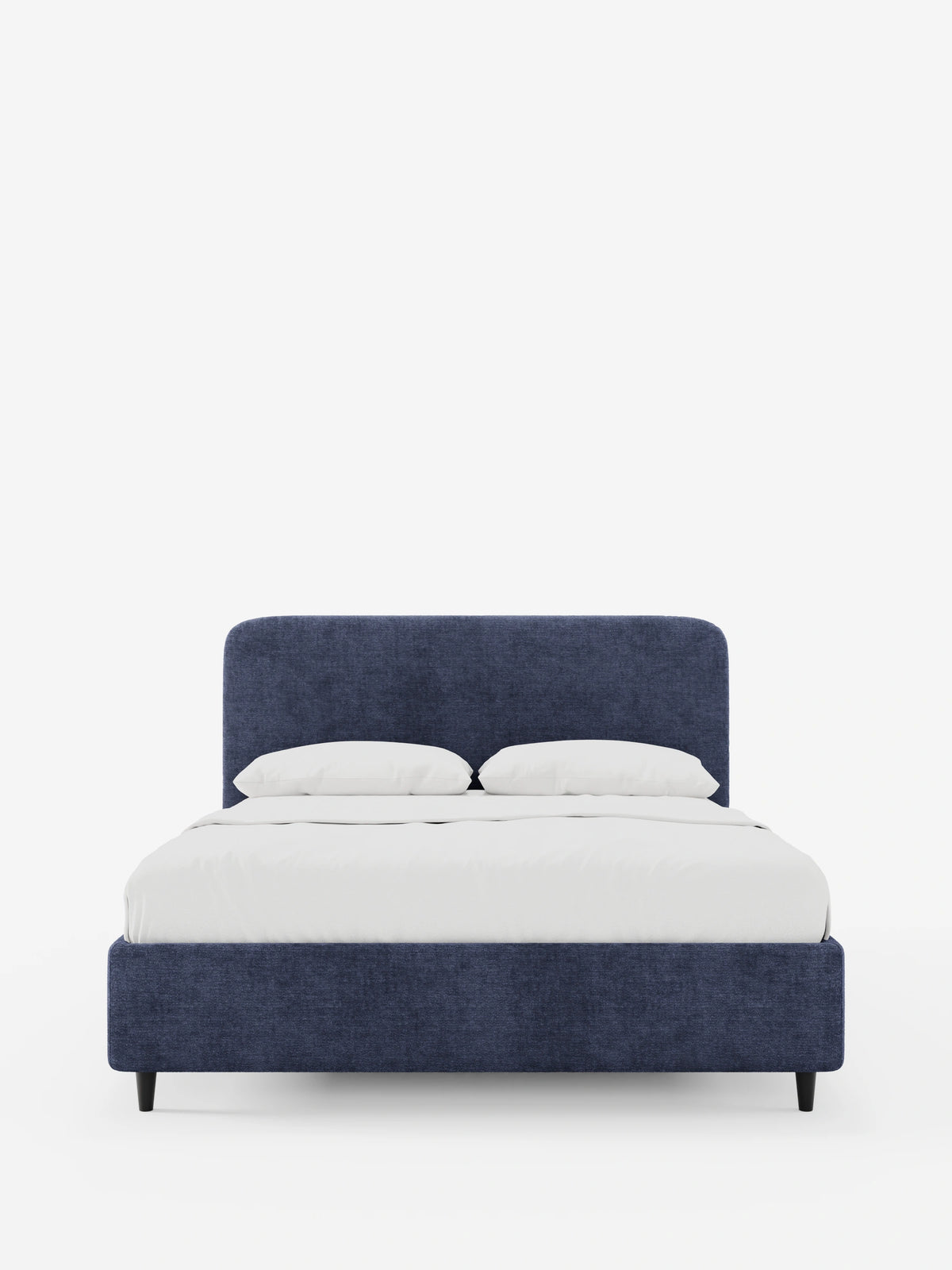 KAELOS, letto imbottito in stile minimalista - contenitore, gambe alte e testiera arrotondata in tessuto ciniglia blu navy testurizzato con biancheria da letto bianca su sfondo bianco, caratterizzato da una testiera arrotondata e quattro gambe affusolate scure.
