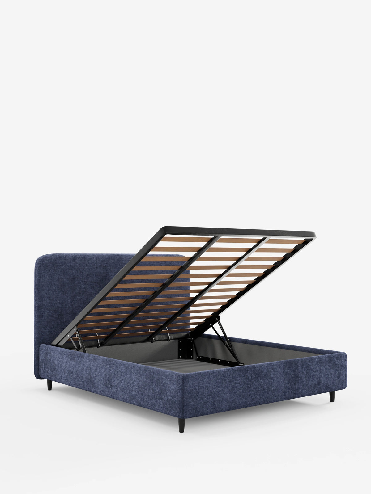 Il letto KAELOS minimal imbottito - con vano contenitore, piedini alti e testiera arrotondata in tessuto ciniglia è un letto imbottito di colore blu intenso con testiera arrotondata, lasciata aperta per mostrare un vano contenitore, e doghe in legno su piedini scuri.