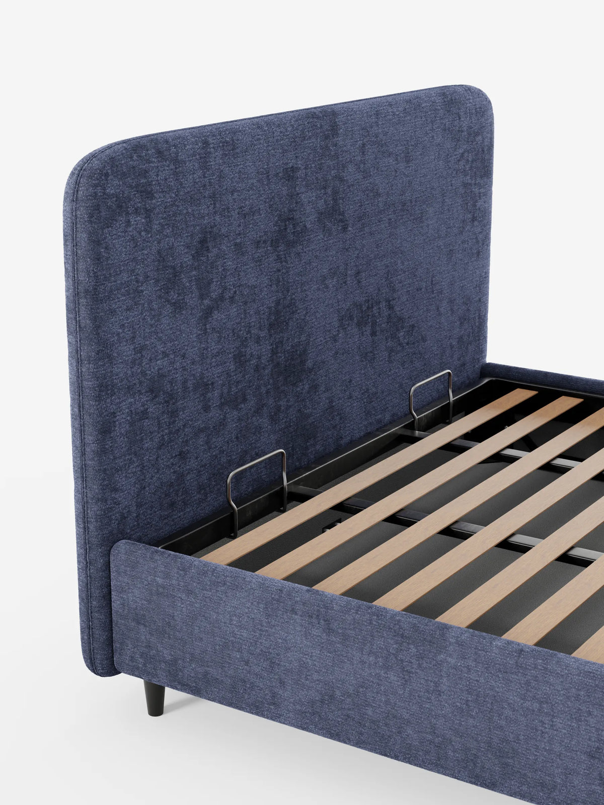 KAELOS, letto imbottito in stile minimalista - contenitore, gambe alte e testiera arrotondata in tessuto ciniglia, con una testiera alta e arrotondata in tessuto blu navy testurizzato, gambe sottili nere e una base a doghe in legno su sfondo bianco.