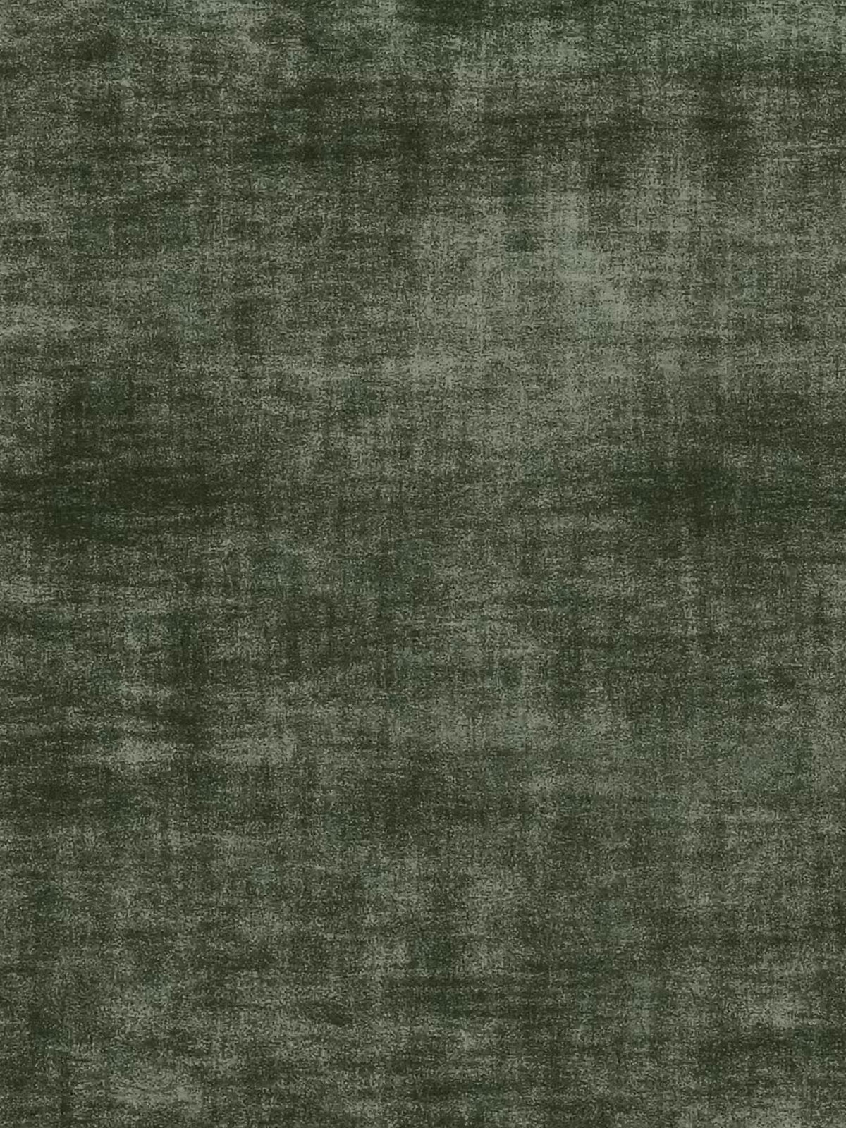 Uno sfondo dalla trama ricca, con un effetto invecchiato in stile grunge nei toni del verde intenso e del nero, richiama il look sofisticato del letto imbottito AURO di Letti.store, dotato di vano contenitore e testiera capitonné alta in ciniglia Oeko-Tex®. La superficie irregolare, caratterizzata da delicati giochi di sfumature e sottili striature orizzontali e verticali, richiama l’elegante finitura del tessuto della sua testiera alta, trapuntata con bottoni.