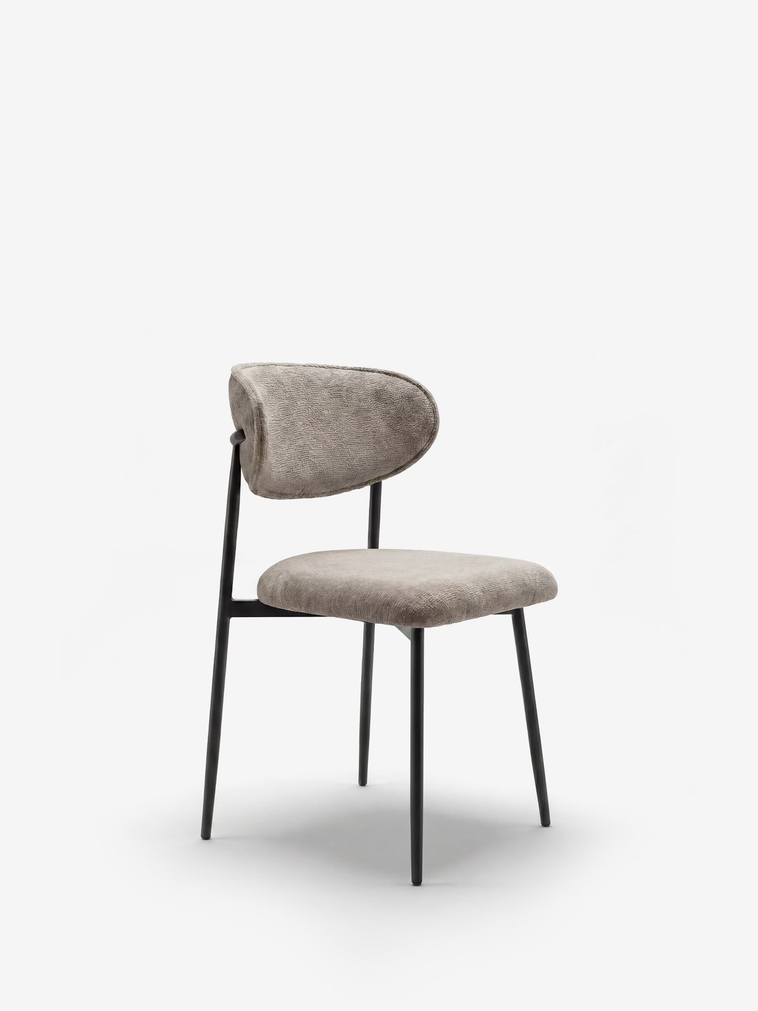 La Luce, sedia imbottita in morbido tessuto ciniglia di Divani.Store, presenta una morbida seduta color marrone chiaro, uno schienale arrotondato e imbottito e eleganti gambe in metallo nero: perfetta come sedia imbottita moderna per qualsiasi cucina o sala da pranzo.