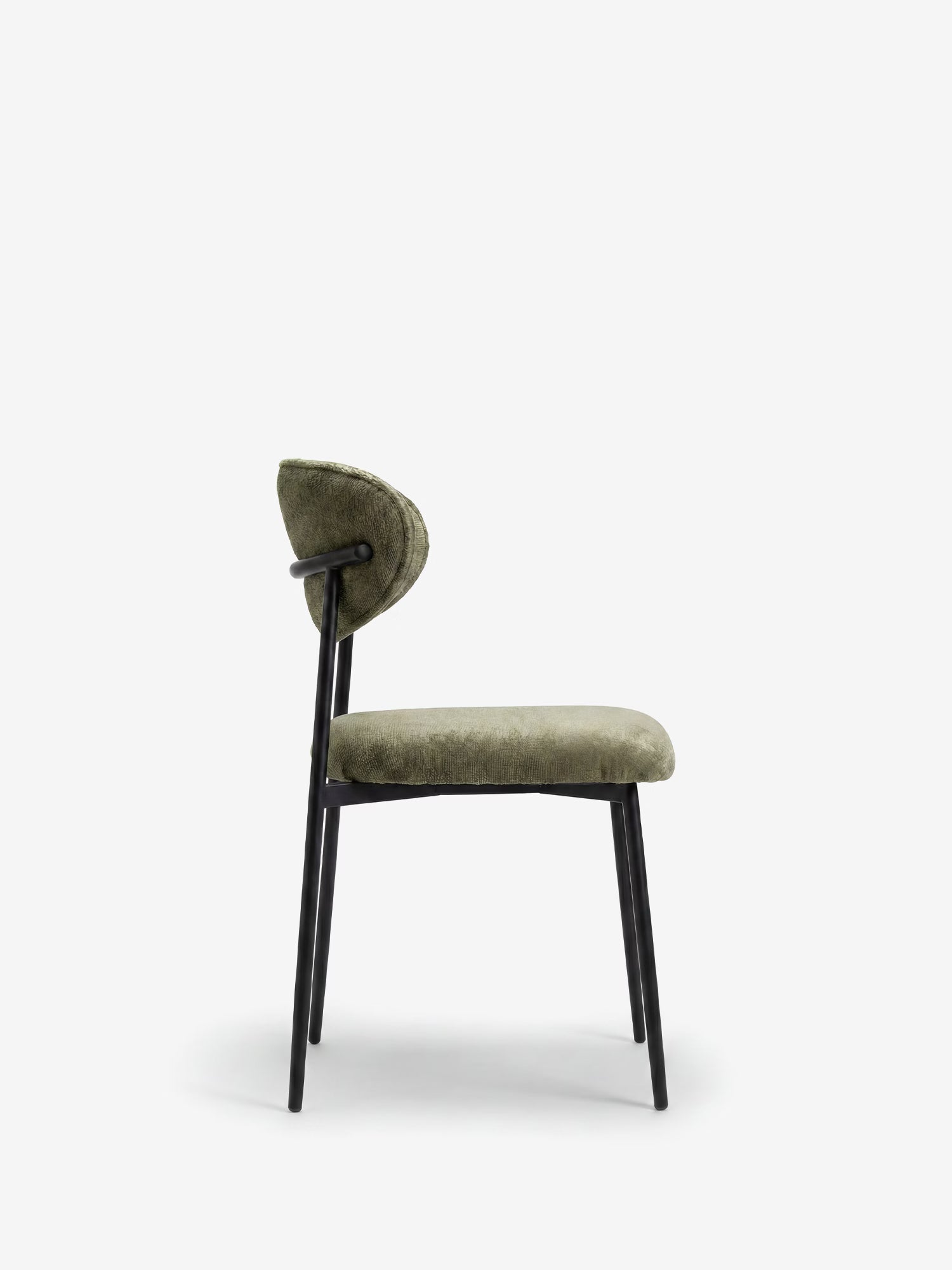 Luce, sedia imbottita in morbido tessuto ciniglia di Divani.Store: una sedia moderna dal profilo elegante, con seduta verde oliva e gambe sottili in metallo nero — perfetta per gli amanti del design contemporaneo.