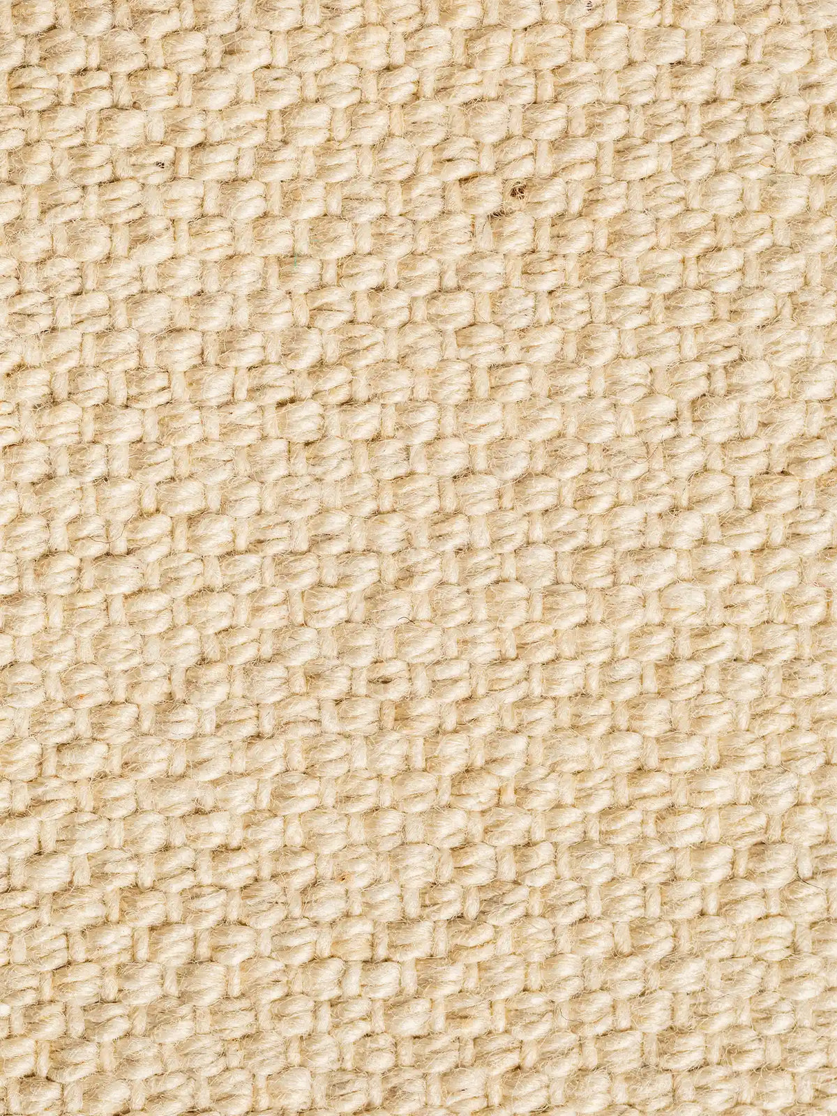 Un primo piano del tessuto S06 LINOSA, realizzato al 100% in cotone riciclato, caratterizzato da un filato beige spesso e testurizzato, con una trama regolare a griglia che conferisce al tessuto un aspetto rustico e robusto, con un effetto canapa.