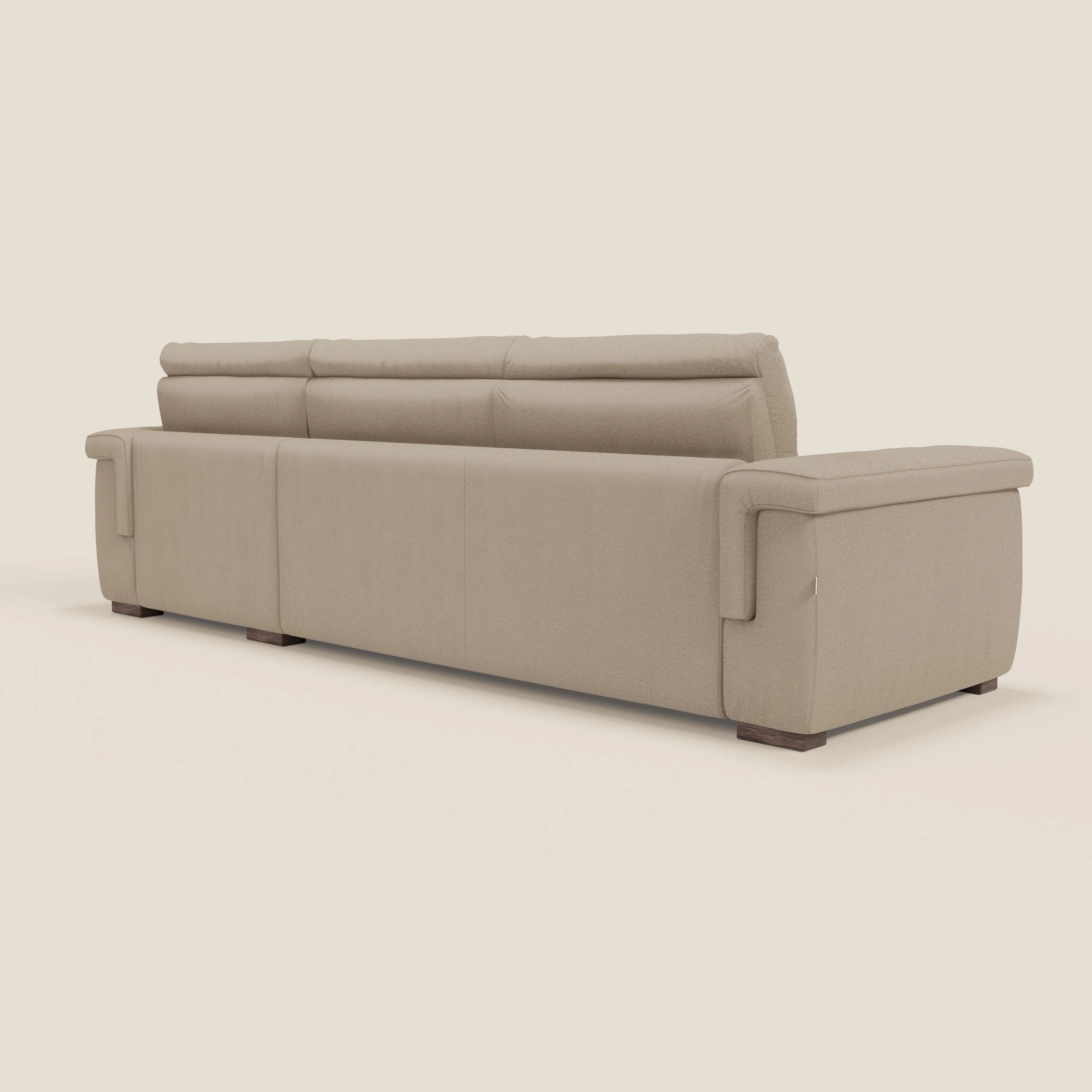 Il divano letto angolare Magnolia con Penisola Contenitore di Divani.Store, presentato in tessuto smacchiabile T05 beige, è caratterizzato da un design moderno e minimalista con ampi braccioli, schienale dritto e imbottito e piedi corti in legno scuro.