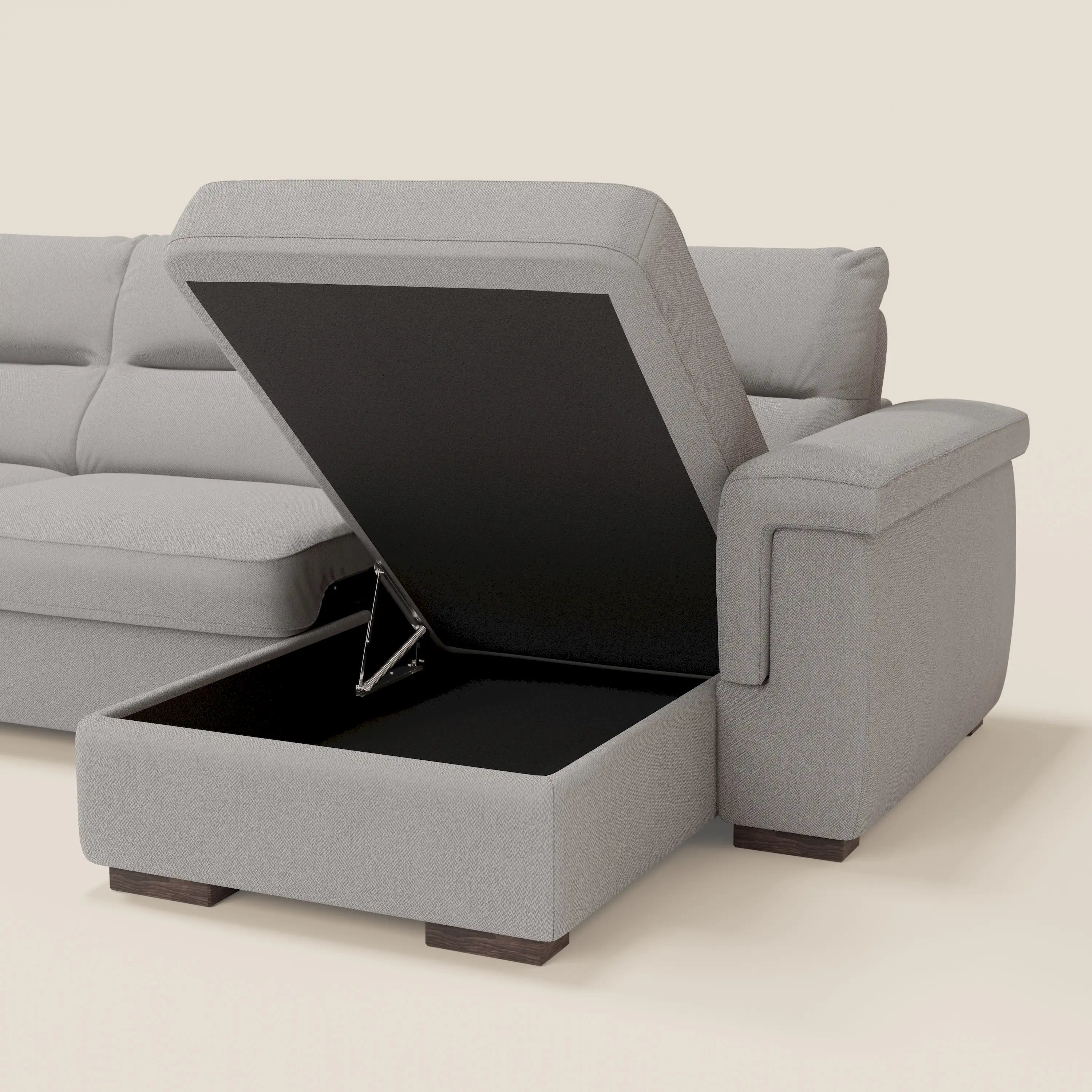 Il divano letto angolare Magnolia con penisola contenitore di Divani.Store in smacchiabile T05 grigio è dotato di contenitore sollevabile, cuscini di schienale trapuntati, ampi braccioli, piedini in legno scuro e vano interno nero. Materasso H18 cm incluso.