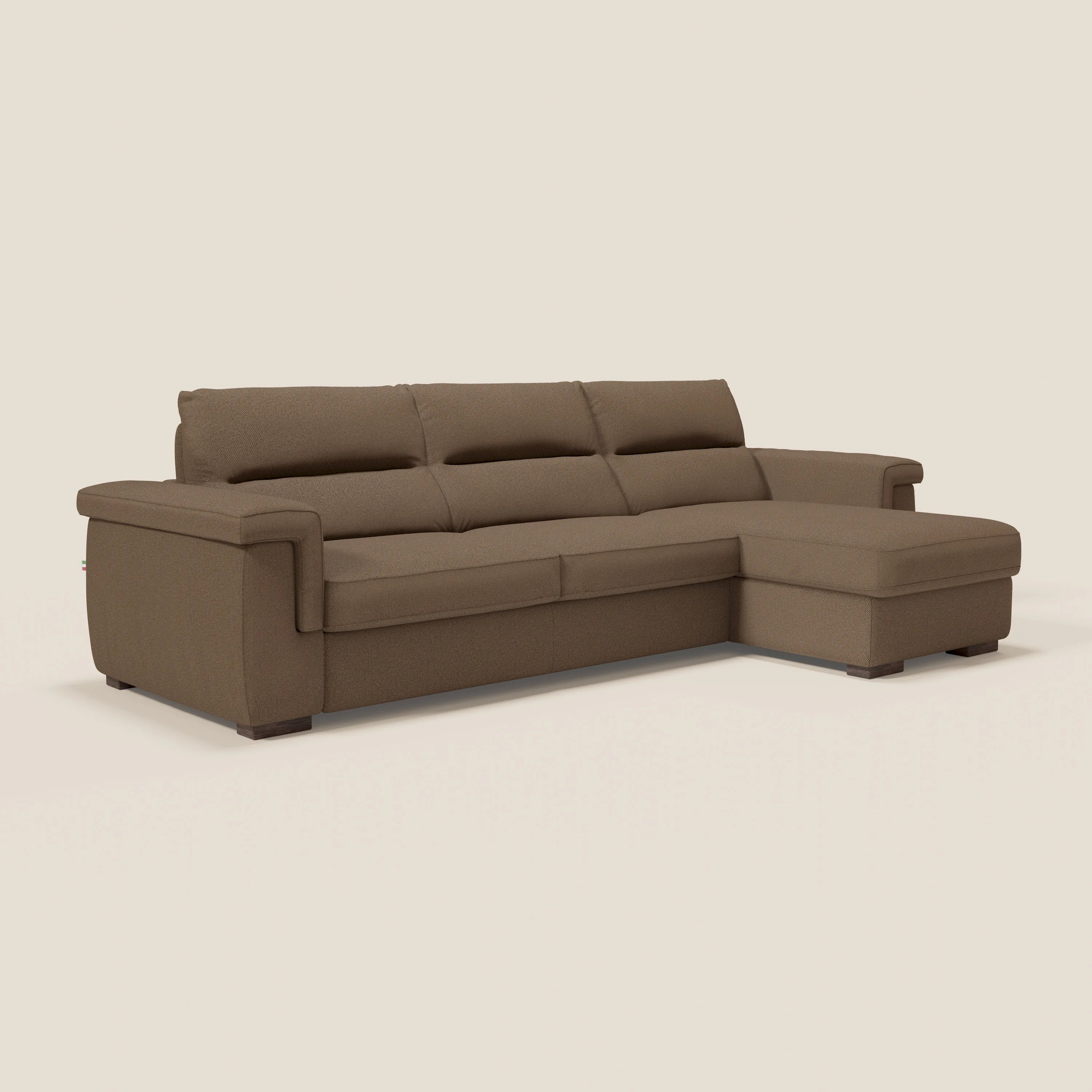 Divano letto angolare Magnolia marrone con penisola contenitore di Divani.Store, con tre sedute imbottite, chaise longue destra, schienali morbidi, ampi braccioli, robusti piedini a blocco e materasso H18 cm in tessuto T05 antimacchia.