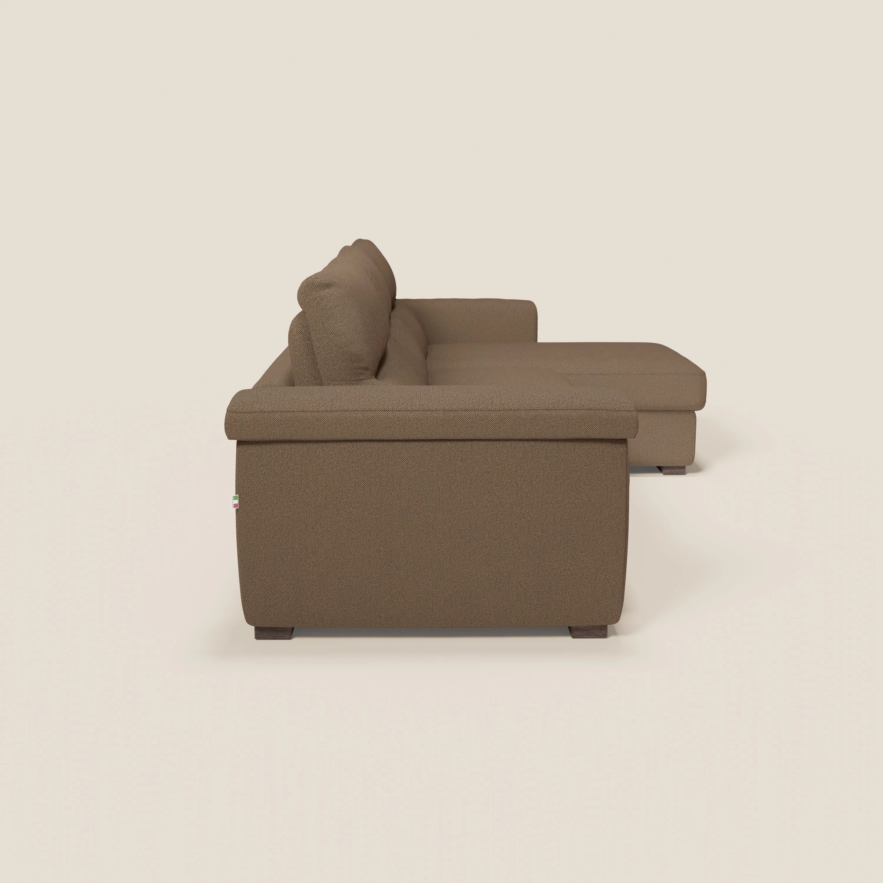 Vista laterale del divano letto angolare Magnolia di Divani.Store in tessuto smacchiabile T05 marrone, caratterizzato da una poltrona destra con contenitore, braccioli e schienali imbottiti, materasso H18 cm, su corte gambe in legno scuro su sfondo chiaro.
