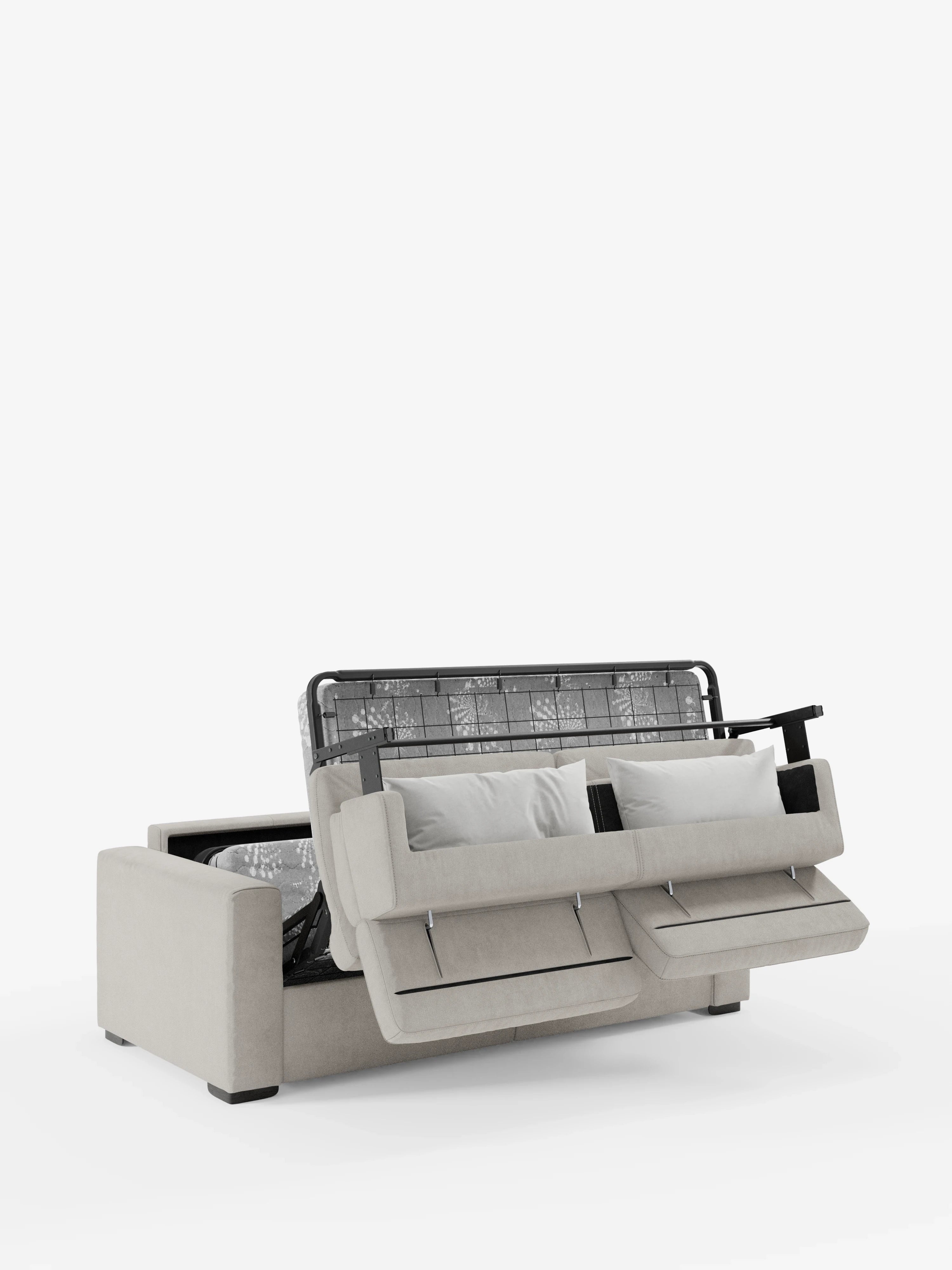 Il divano letto Maximus a 3 posti color beige con materasso ALTO 20 cm di Divani.Store è raffigurato con la seduta sollevata, che rivela un materasso ripiegato e una struttura in metallo. Il divano è dotato di due cuscini dello schienale, di un ampio vano portaoggetti aperto sotto la seduta e di poggiatesta reclinabili in tessuto antimacchia certificato Oeko-Tex. Lo sfondo è bianco a tinta unita.
