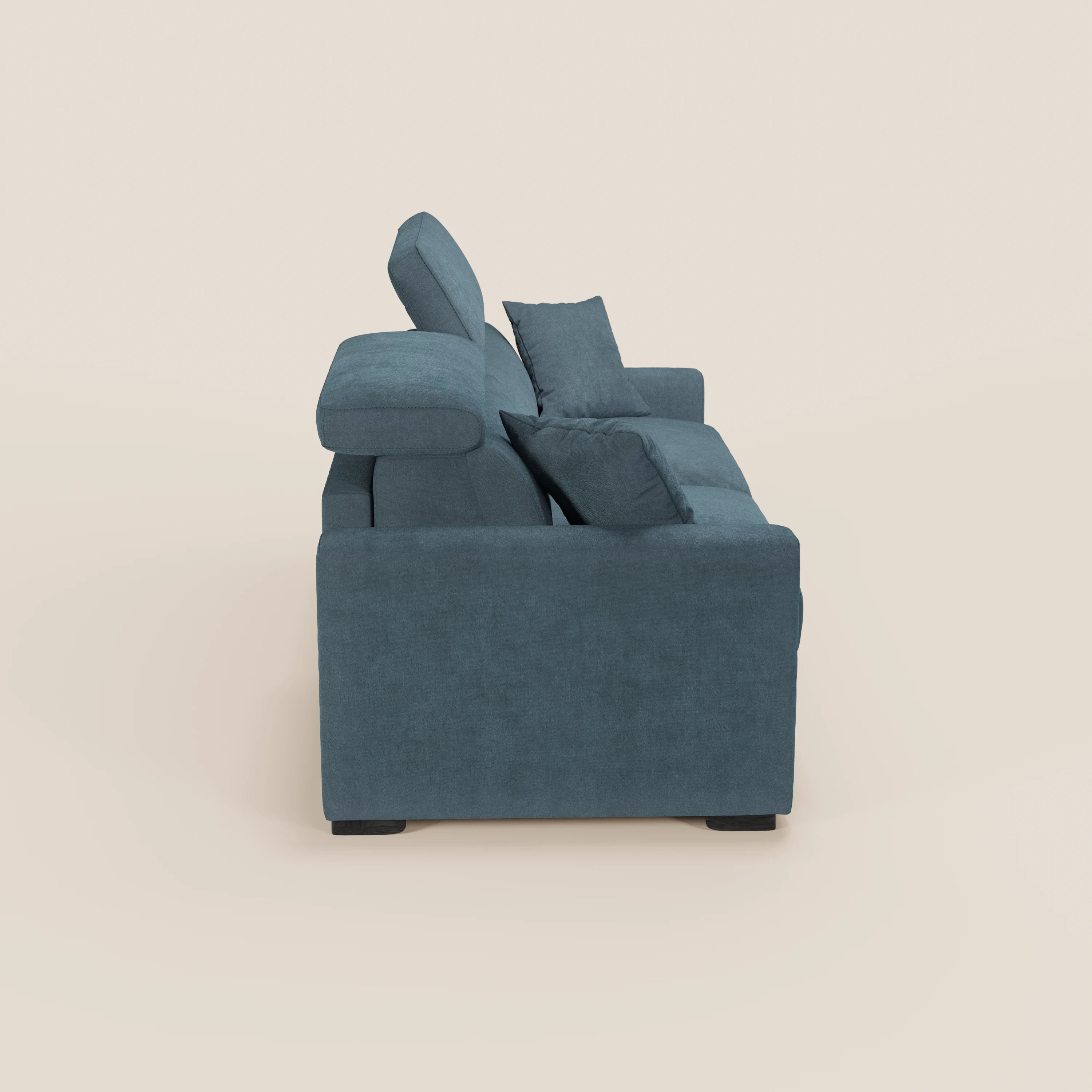 Vista laterale del divano letto Maximus a 3 posti con materasso ALTO 20 cm di Divani.Store, rivestito in tessuto blu-verde acqua smacchiabile certificato Oeko-Tex, con due cuscini di seduta, poggiatesta reclinabili regolabili e cuscini coordinati su gambe nere.