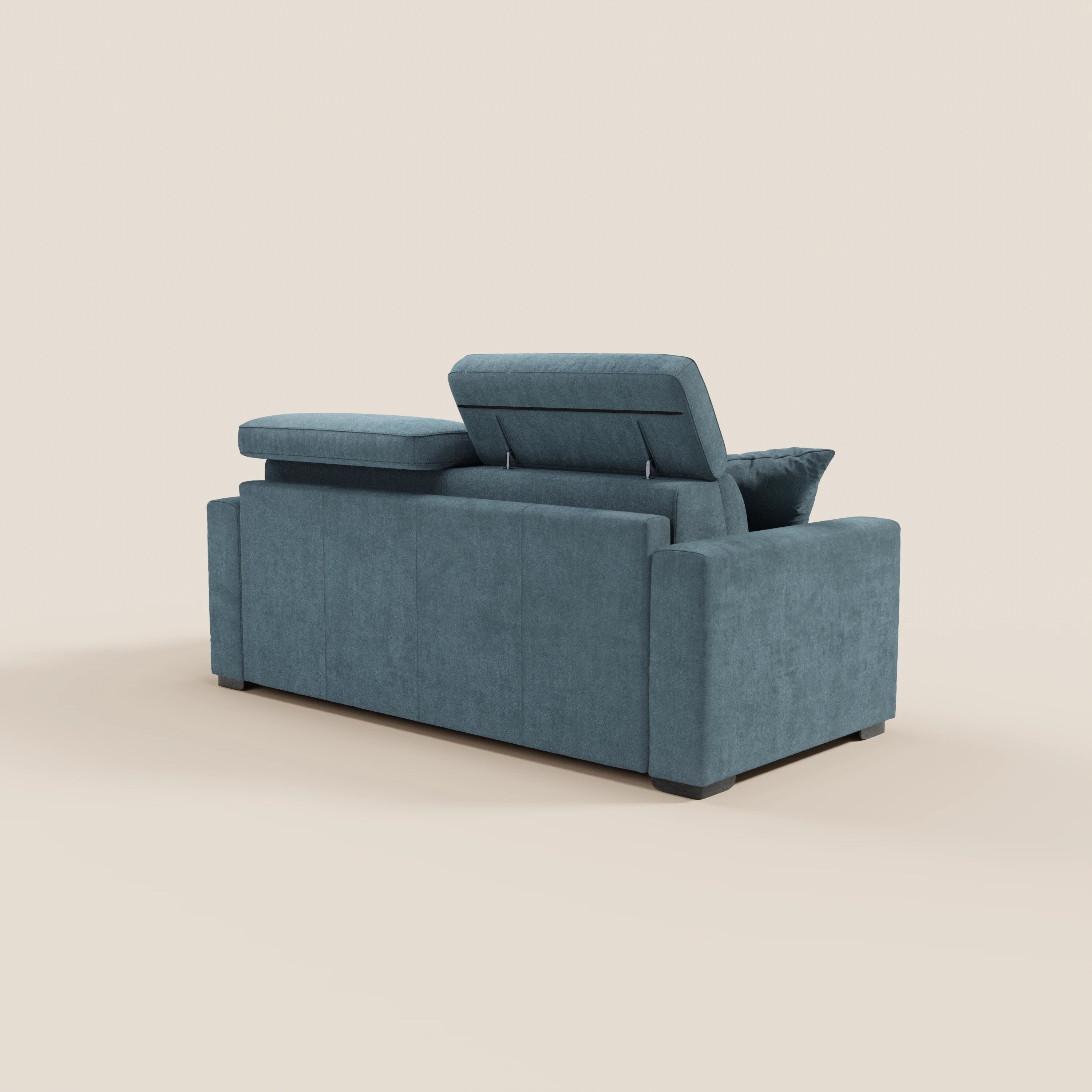 Il divano letto a 3 posti Maximus con materasso ALTO 20 cm di Divani.Store è raffigurato di retro, con ampi braccioli e poggiatesta reclinabili in tessuto smacchiabile certificato Oeko-Tex, su uno sfondo bianco sporco a tinta unita.