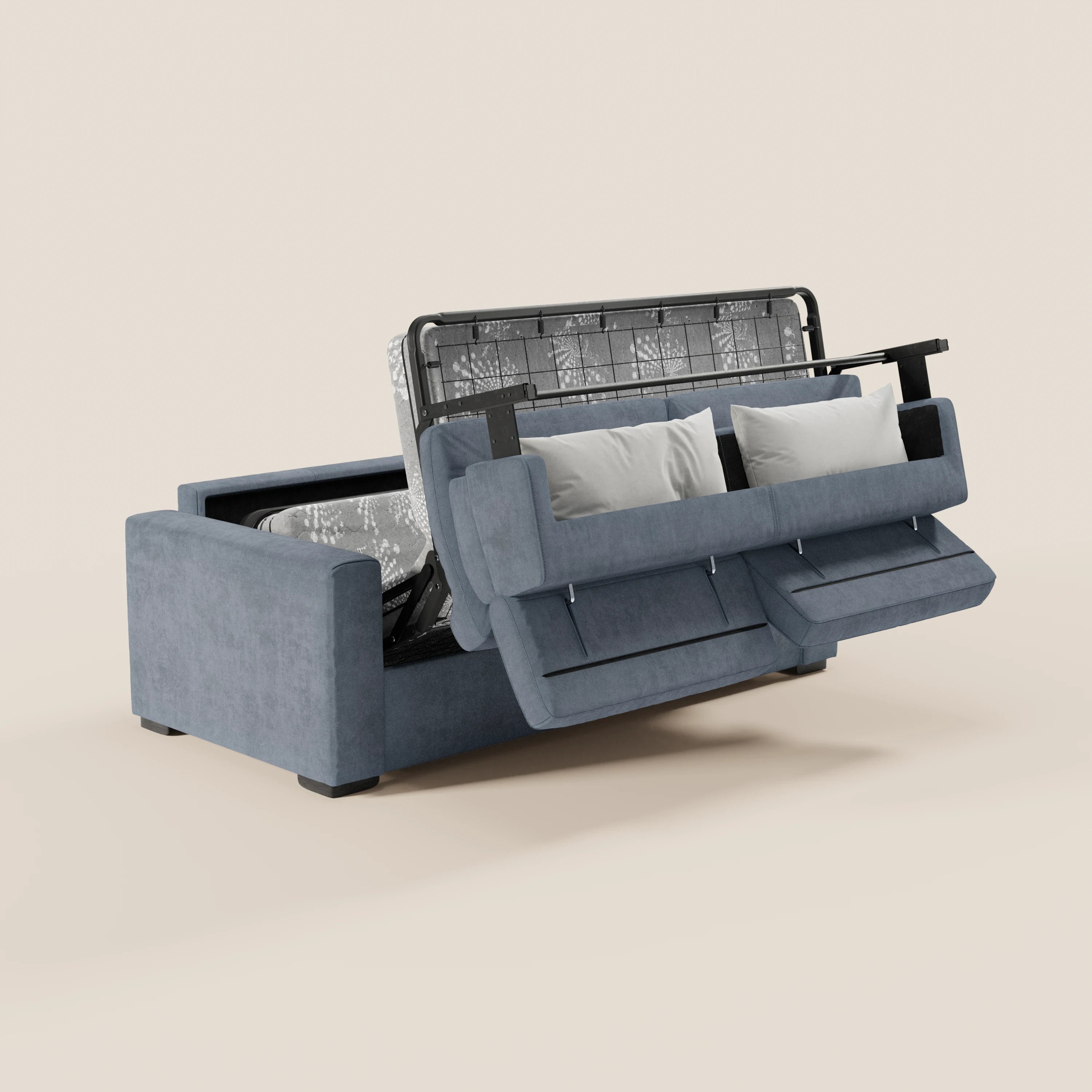 Il divano letto contemporaneo Maximus a 3 posti con materasso ALTO 20 cm di Divani.Store è presentato in un raffinato tessuto blu-grigio con lo schienale sollevato, che rivela l’ampio vano portaoggetti sottostante. All’interno del vano sono disposti con cura due cuscini bianchi. Il divano è dotato di eleganti poggiatesta reclinabili ed è rivestito in tessuto antimacchia certificato Oeko-Tex. L’intero complemento d’arredo si staglia su uno sfondo semplice, di colore beige chiaro.