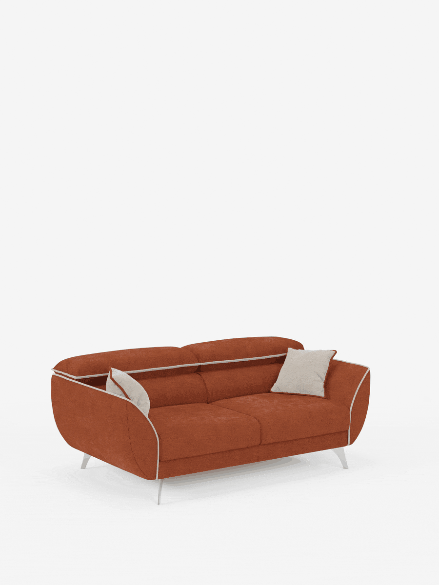 Un divano Michelangelo a 2 e 3 posti color ruggine con sedute allungabili e poggiatesta reclinabili di Divani.Store, caratterizzato da un moderno design bicolore in tessuto T23 antimacchia, con sottili gambe in metallo angolate e bordino bianco. Due cuscini decorativi beige sono posizionati sul lato destro, mentre lo sfondo bianco a tinta unita mette in risalto la silhouette slanciata e contemporanea del divano e i braccioli elegantemente ricurvi: un elemento d’arredo di grande impatto, ideale per i