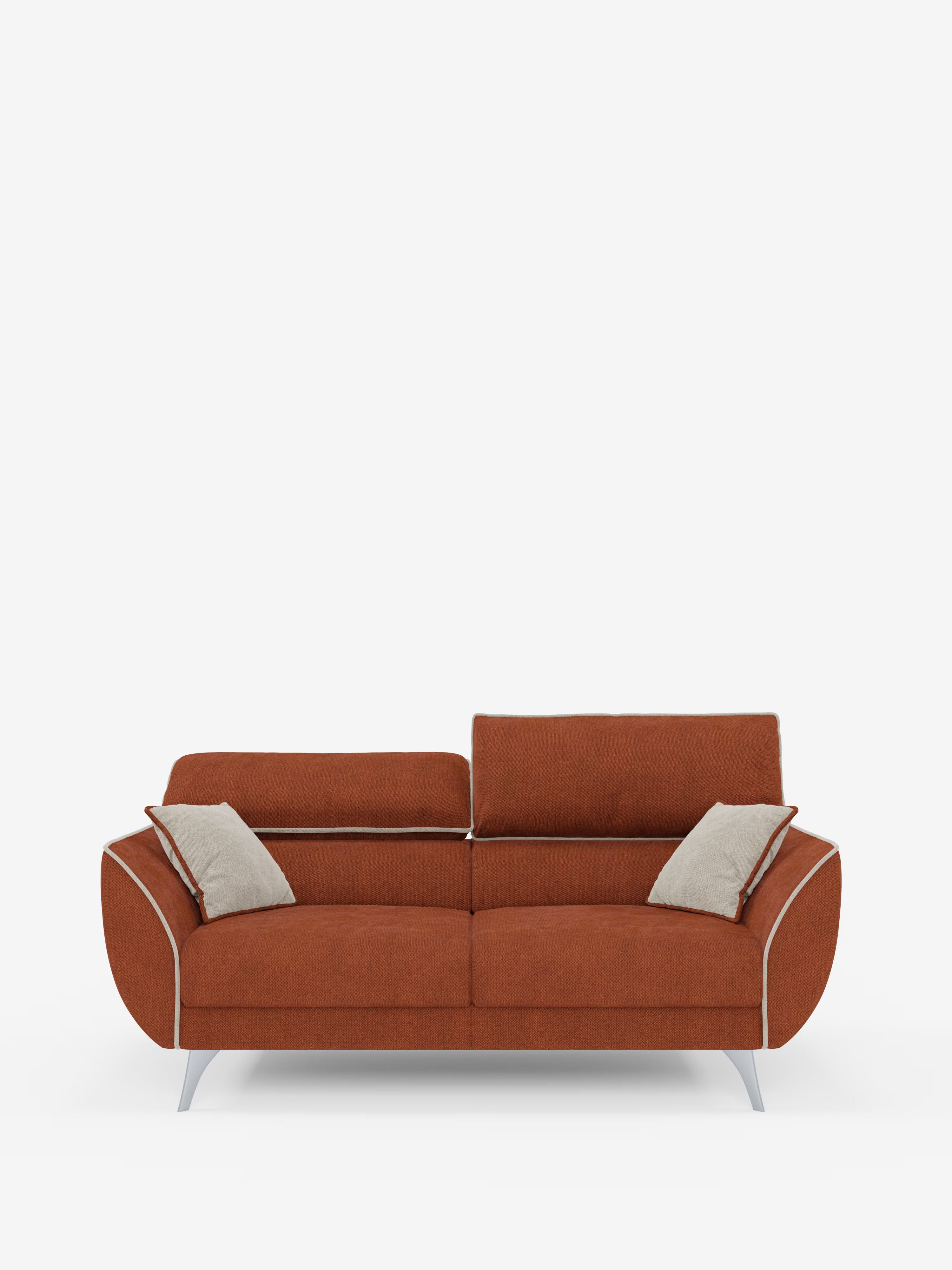 Un divano Michelangelo a due posti in stile contemporaneo di Divani.Store, presentato in una versione bicolore arancione e beige chiaro con tessuto T23 antimacchia. Questo divano moderno è dotato di sedute estensibili, poggiatesta reclinabili, braccioli imbottiti con bordino bianco, quattro cuscini decorativi beige chiaro ed eleganti gambe argentate. Lo schienale alto esalta il comfort, il tutto su uno sfondo bianco pulito che conferisce un look minimalista.