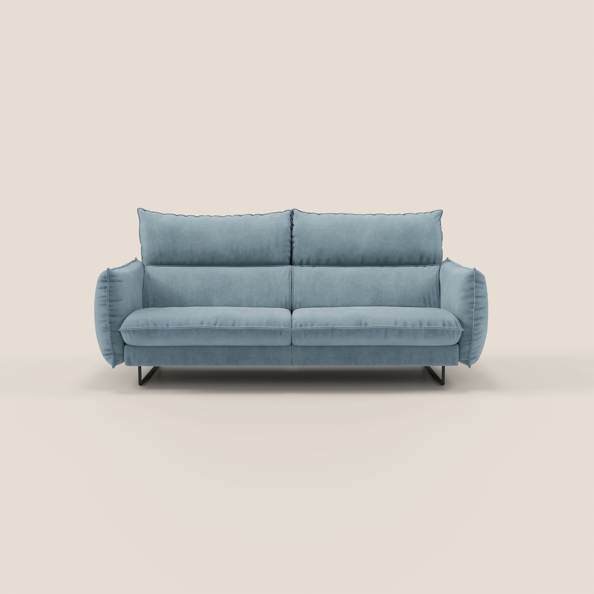 Il divano Monamour di Divani.Store è un divano moderno dal design minimalista in blu, su uno sfondo bianco sporco. È caratterizzato da materiali ecosostenibili, due grandi cuscini per lo schienale, braccioli leggermente curvi e poggia su quattro eleganti gambe in metallo nero per un look contemporaneo.