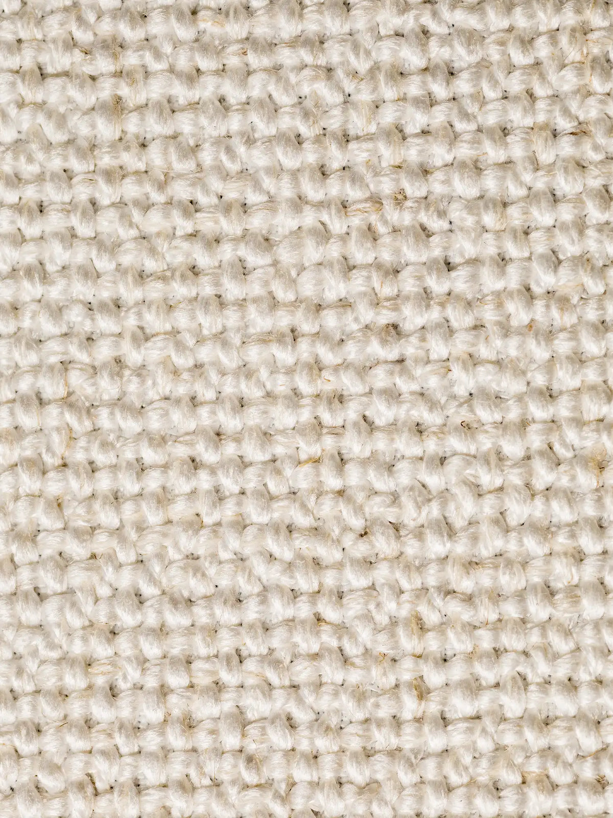 Un primo piano del tessuto S03 NEW MANHATTAN, un tessuto materico misto lino, smacchiabile e certificato OEKO-TEX®, di colore bianco sporco, a trama grossolana, con una struttura nodosa e evidente data da un'intreccio fitto e intrecciato.