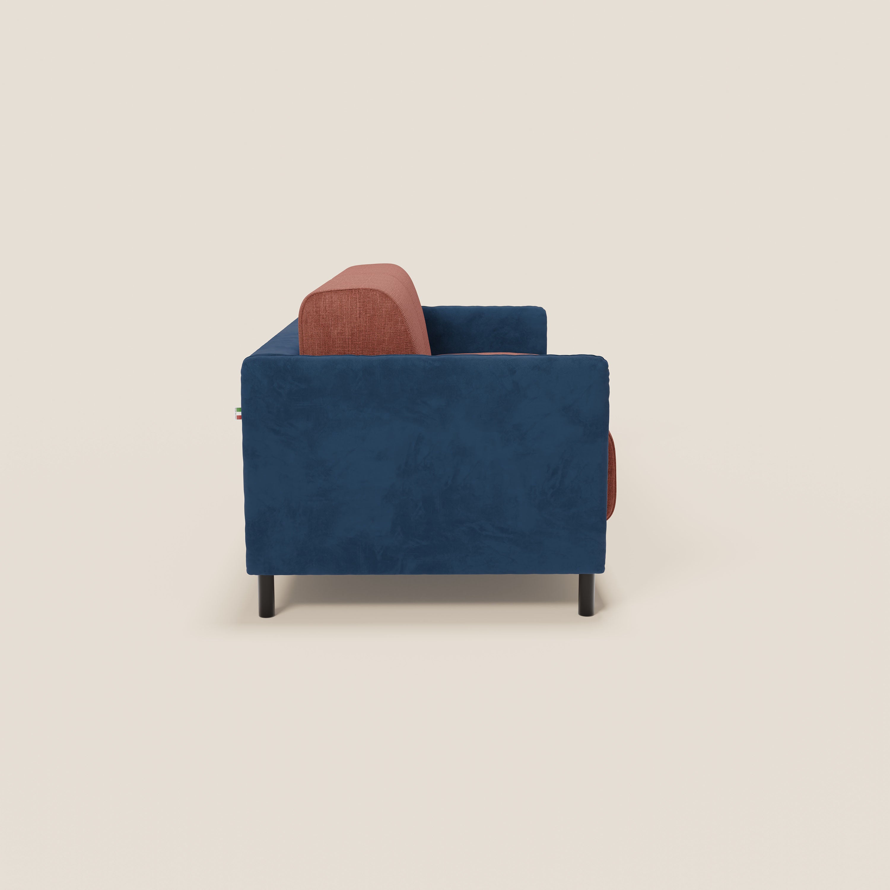Il divano letto Narciso di Divani.Store è caratterizzato da un design bicolore con struttura in microfibra smacchiabile e cuscini impermeabili T06 blu-corallo. Le gambe nere e il materasso H18 cm offrono un comfort robusto e moderno su uno sfondo color crema.