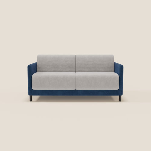 Il divano letto Narciso di Divani.Store ha due posti a sedere e presenta una struttura in tessuto impermeabile T06 blu, cuscini grigio chiaro, gambe nere e materasso H18 cm. La struttura in microfibra, resistente alle macchie, si staglia su uno sfondo beige tinta unita.