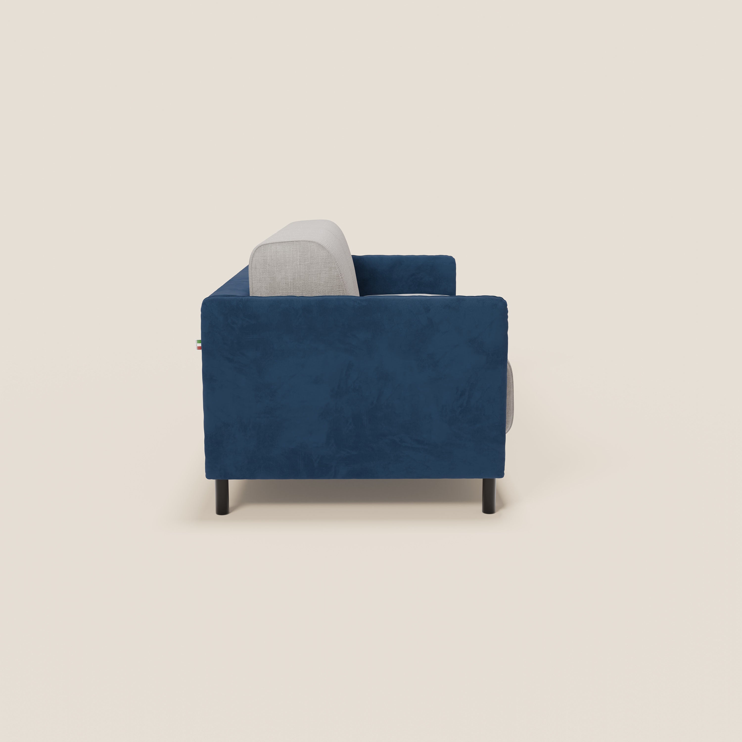 Il divano letto Narciso di Divani.Store è caratterizzato da un design bicolore in microfibra smacchiabile (blu T06 e grigio chiaro), eleganti cuscini impermeabili, gambe nere e include un comodo materasso H18 cm.