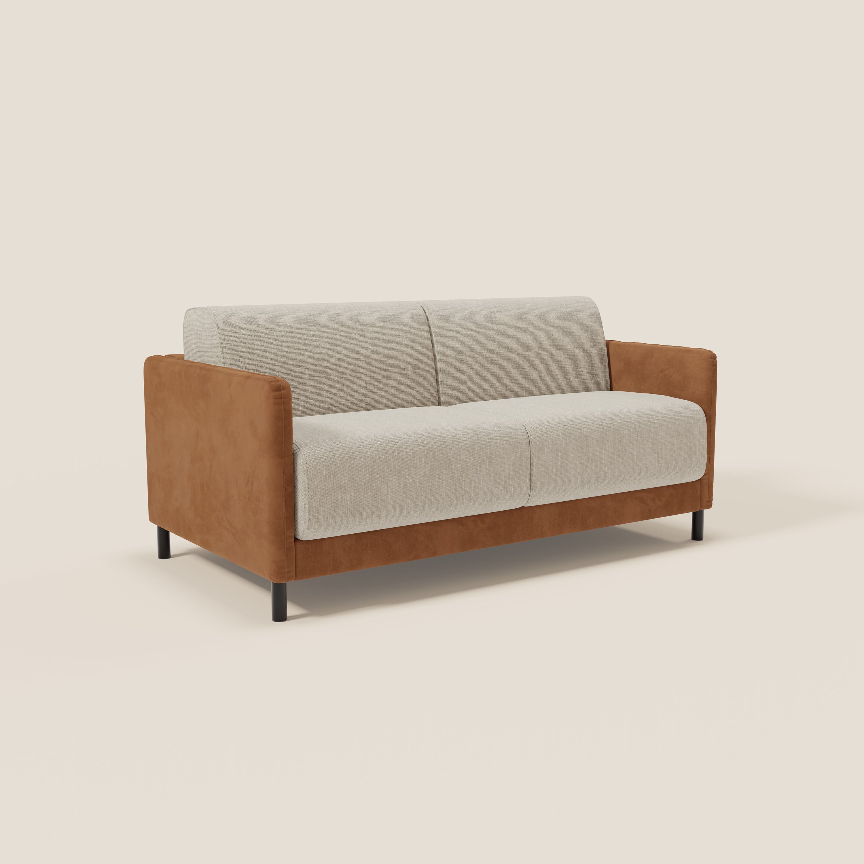 Il divano letto Narciso di Divani.Store è un moderno due posti con cuscini in tessuto impermeabile panna, fianchi in microfibra antimacchia T06 cuoio, design minimalista, gambe cilindriche nere e materasso H18 cm per il massimo comfort.