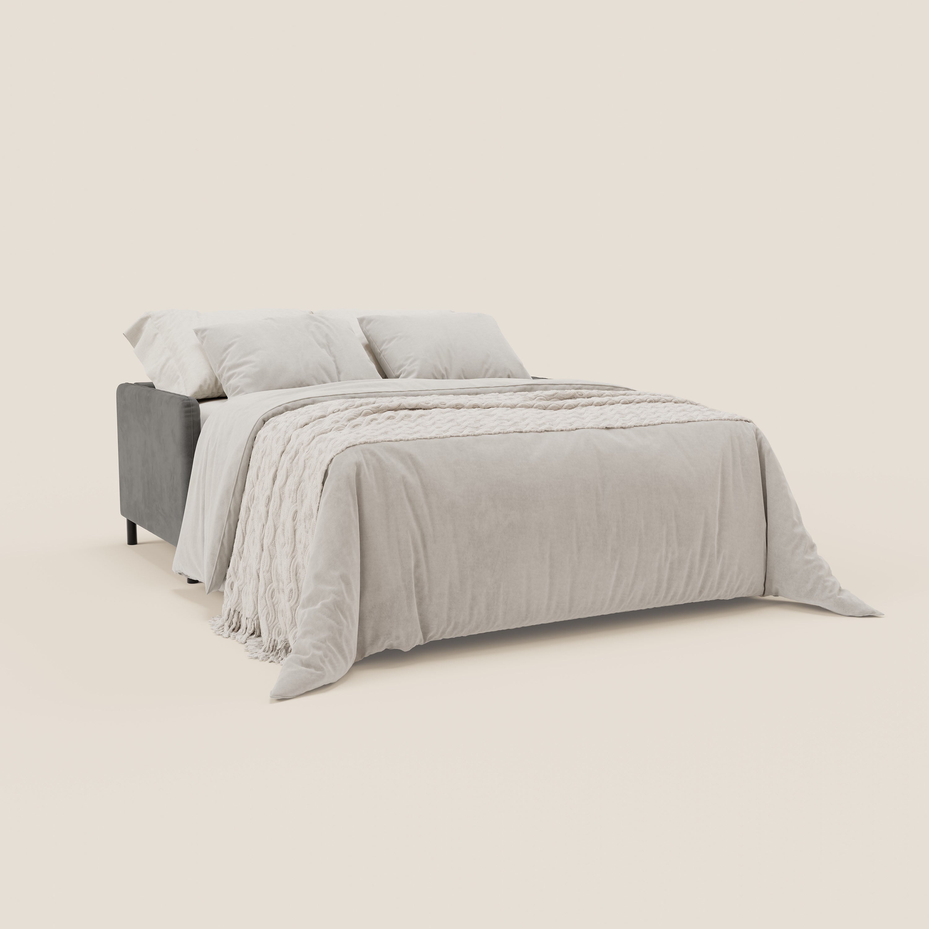 Il divano letto Narciso di Divani.Store è caratterizzato da un materasso bicolore H18 cm, struttura in microfibra antimacchia, elegante tessuto impermeabile T06 grigio-blu scuro, con cuscini bianchi e una coperta beige drappeggiata a terra su uno sfondo chiaro.