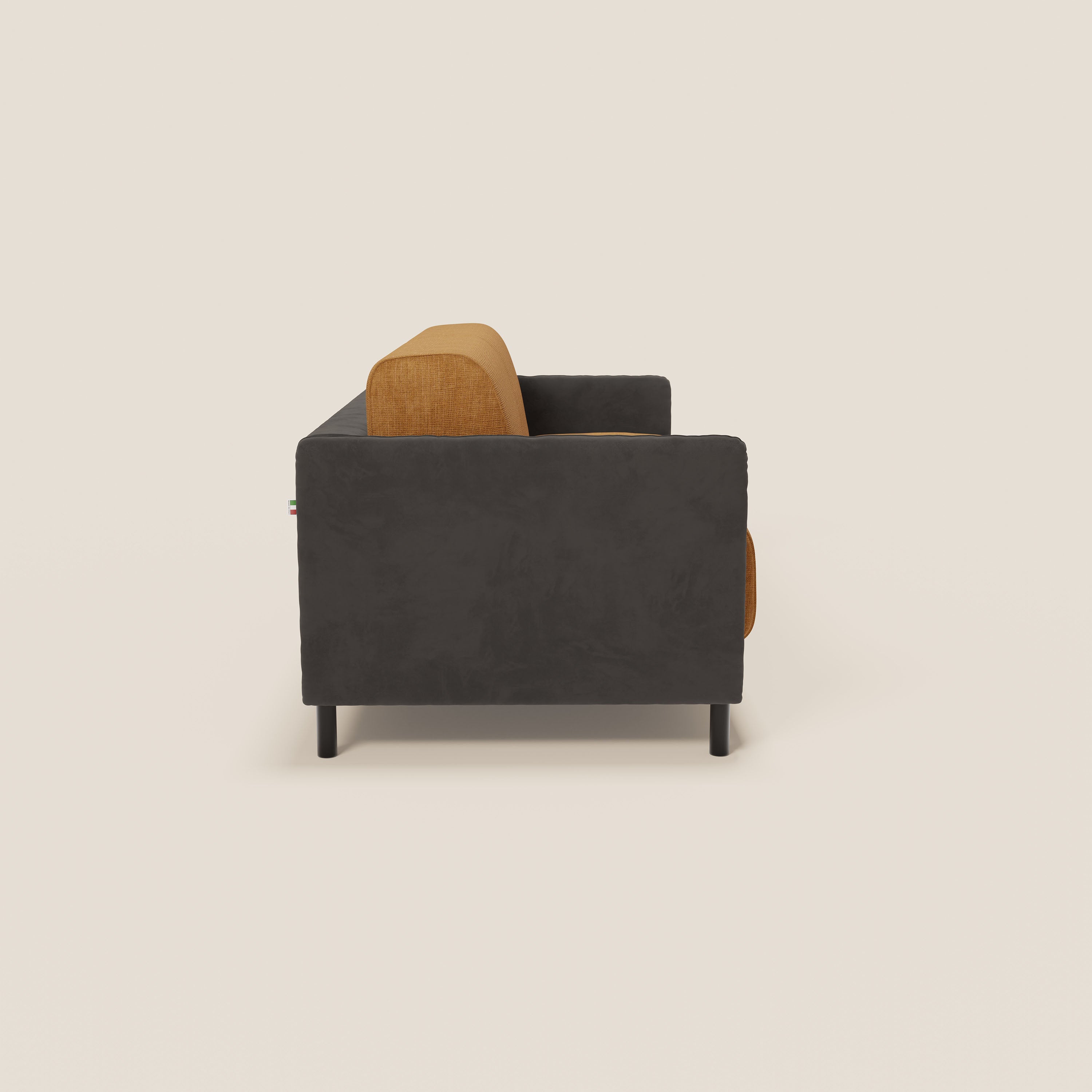 Vista laterale del divano letto Narciso di Divani.Store, caratterizzato da un design bicolore con struttura in microfibra nera, cuscini in tessuto impermeabile ocra, linee squadrate, quattro corte gambe nere, una piccola targhetta sul bracciolo e include un materasso H18 cm. Fondo bianco sporco a tinta unita.