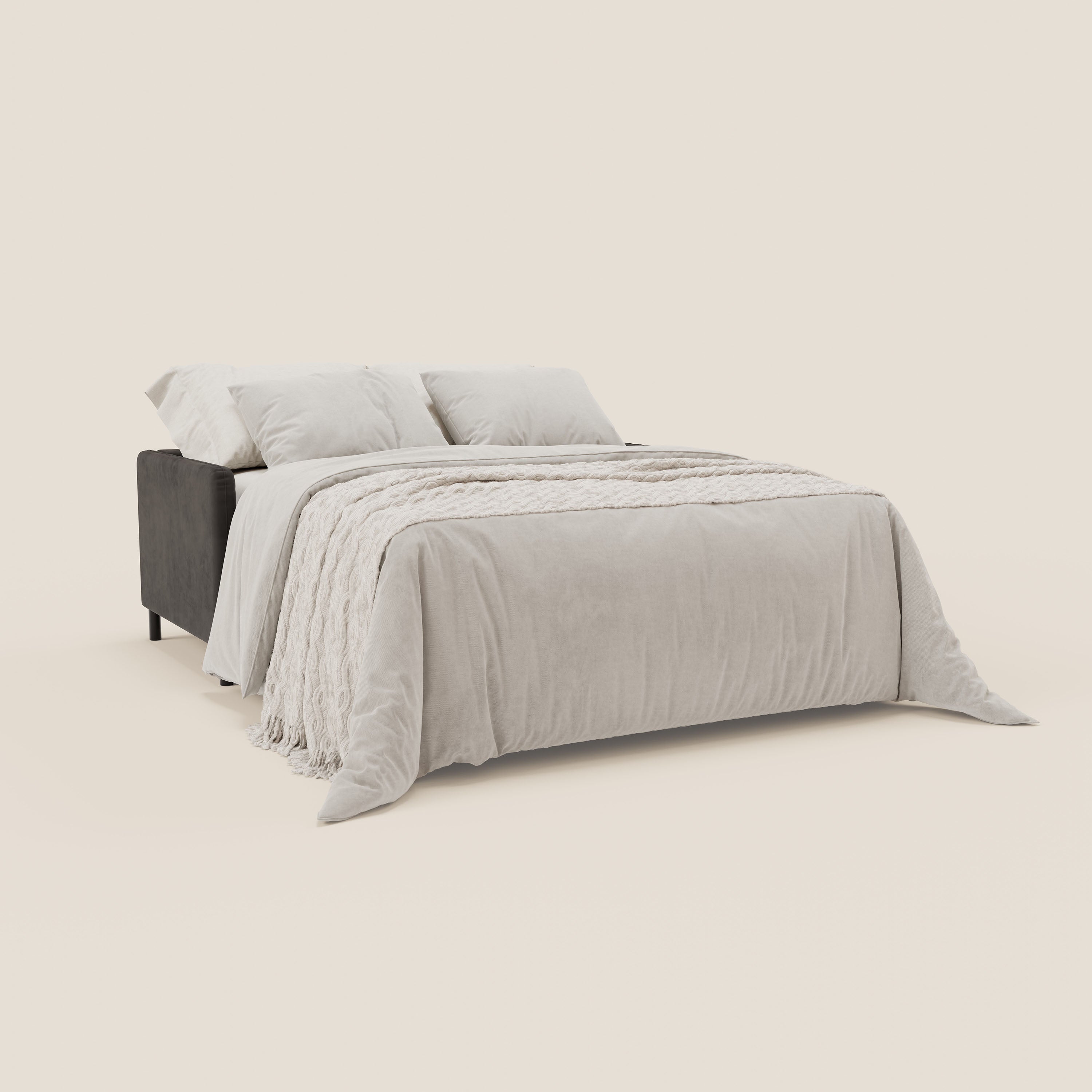 Il divano letto Narciso di Divani.Store è dotato di materasso H18 cm, struttura in microfibra bicolore smacchiabile e tessuto impermeabile T06 nero-ocra. Il suo design moderno e pulito comprende biancheria da letto elegantemente drappeggiata a terra su uno sfondo a tinta unita.
