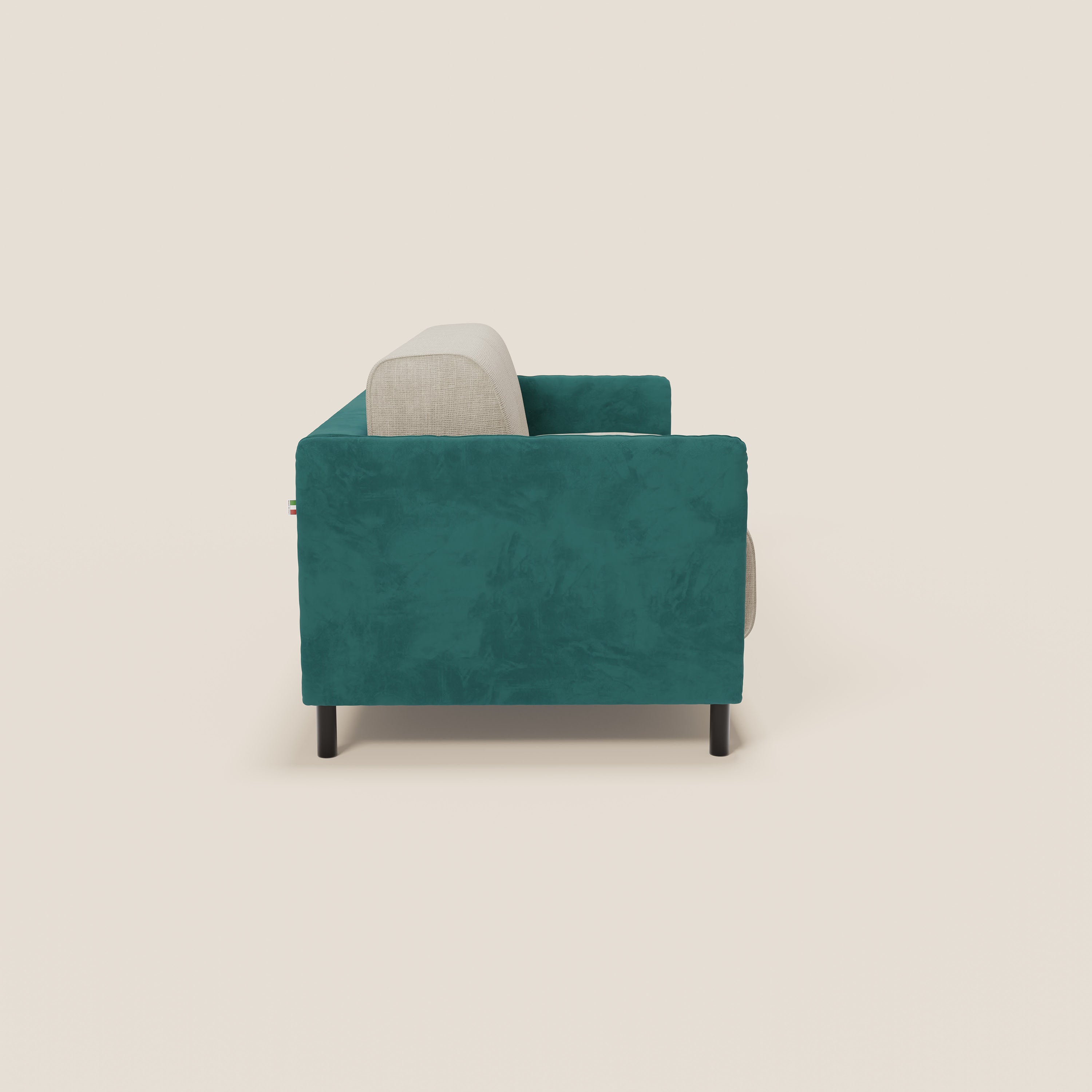 Vista laterale del divano letto Narciso di Divani.Store: bicolore con fianchi in microfibra T06 petrolio, cuscini in tessuto impermeabile Panna, gambe sottili nere e un comodo materasso da 18 cm. Su uno sfondo bianco sporco.