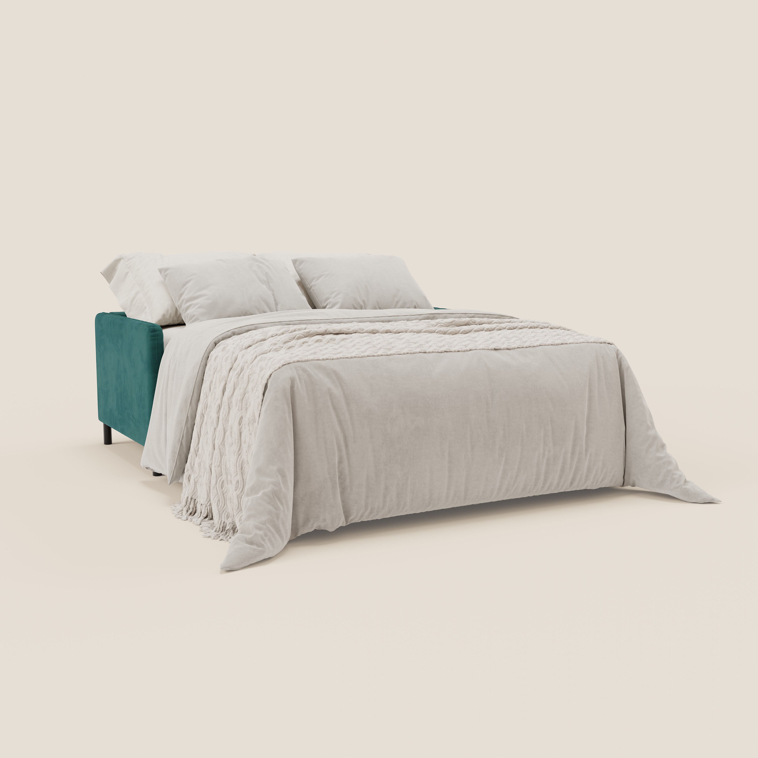 Il divano letto Narciso di Divani.Store, con materasso bicolore blu petrolio e crema H18 cm, struttura in microfibra antimacchia, elegante rivestimento in petrolio T06 impermeabile, è abbinato a un piumone beige chiaro e a cuscini coordinati su uno sfondo bianco sporco.