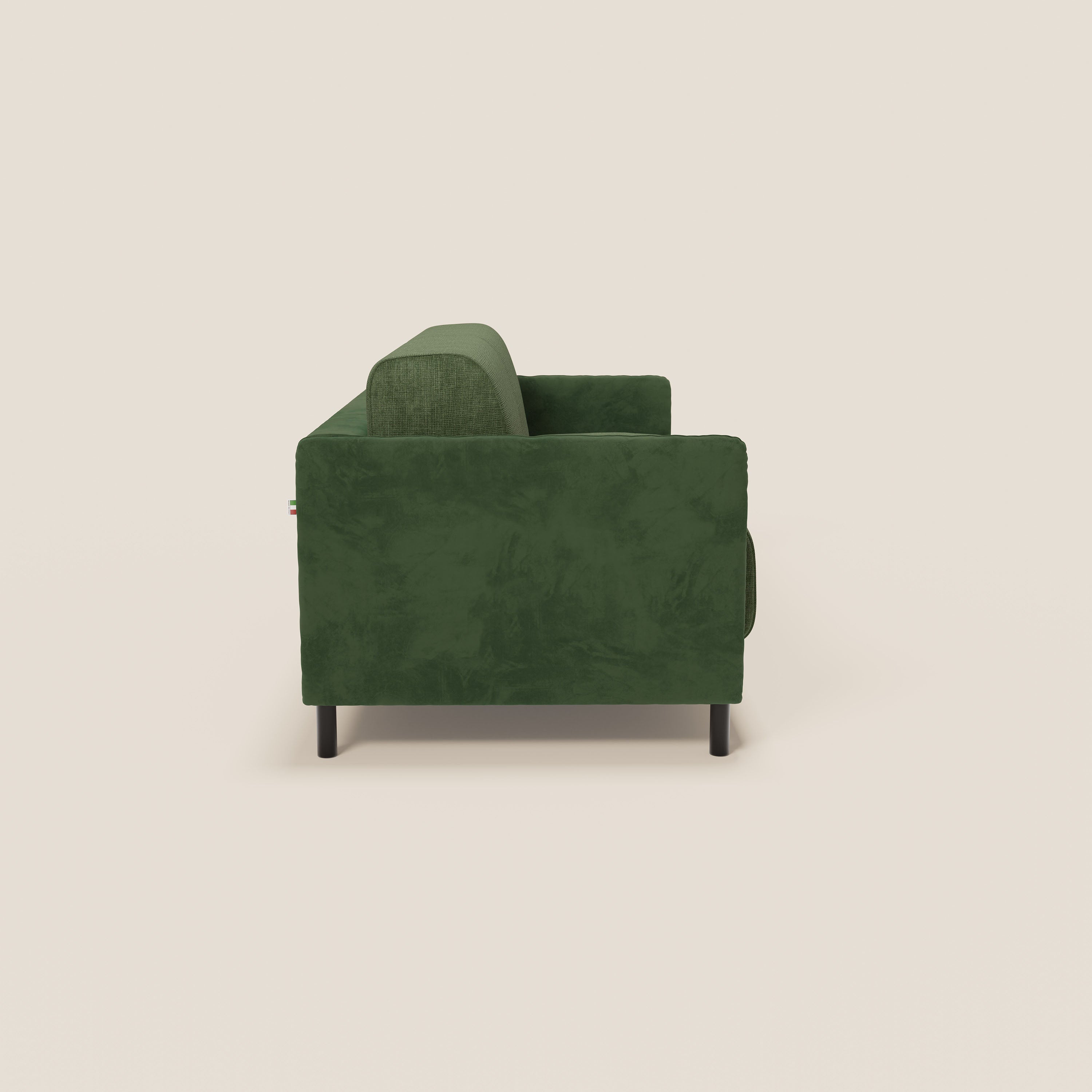 Vista laterale del divano letto Narciso di Divani.Store, caratterizzato da cuscini in feltro, gambe nere e materasso bicolore H18 cm. Il tessuto impermeabile verde T06 e la struttura in microfibra ne evidenziano la consistenza morbida e le linee moderne. È visibile solo il bracciolo.