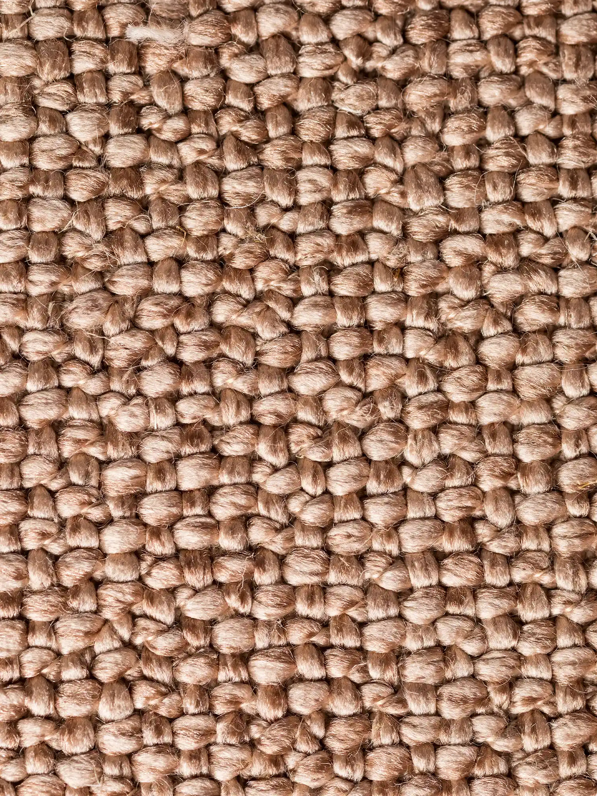 Un primo piano del tessuto S03 NEW MANHATTAN in beige caldo, caratterizzato da una trama spessa e strutturata, con fibre strettamente intrecciate che formano un motivo a griglia in rilievo, ideale per un divano di grande stile.