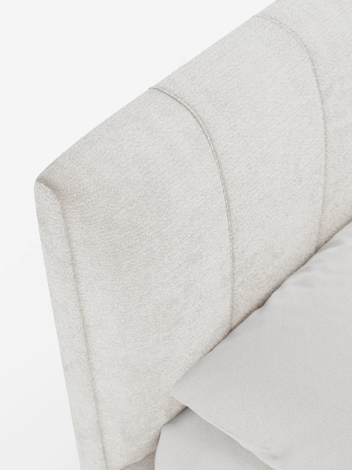ONYX: letto imbottito con contenitore e testiera verticale in tessuto certificato Oeko-Tex®, in tessuto grigio chiaro con effetto testurizzato, caratterizzato da morbide cuciture verticali a canalina e angoli leggermente arrotondati su uno sfondo bianco a tinta unita.