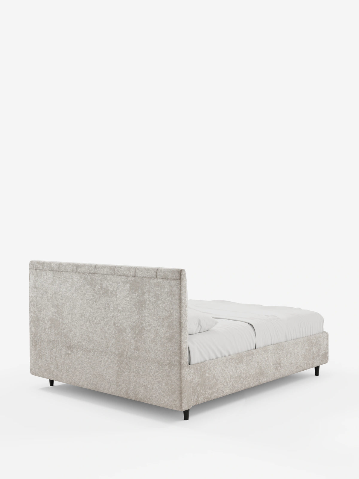Un letto imbottito ONYX con contenitore e testiera verticale in tessuto certificato Oeko-Tex® color beige, visto dall’angolo posteriore con una testiera alta a pannelli verticali, gambe affusolate scure e biancheria da letto bianca su uno sfondo bianco.