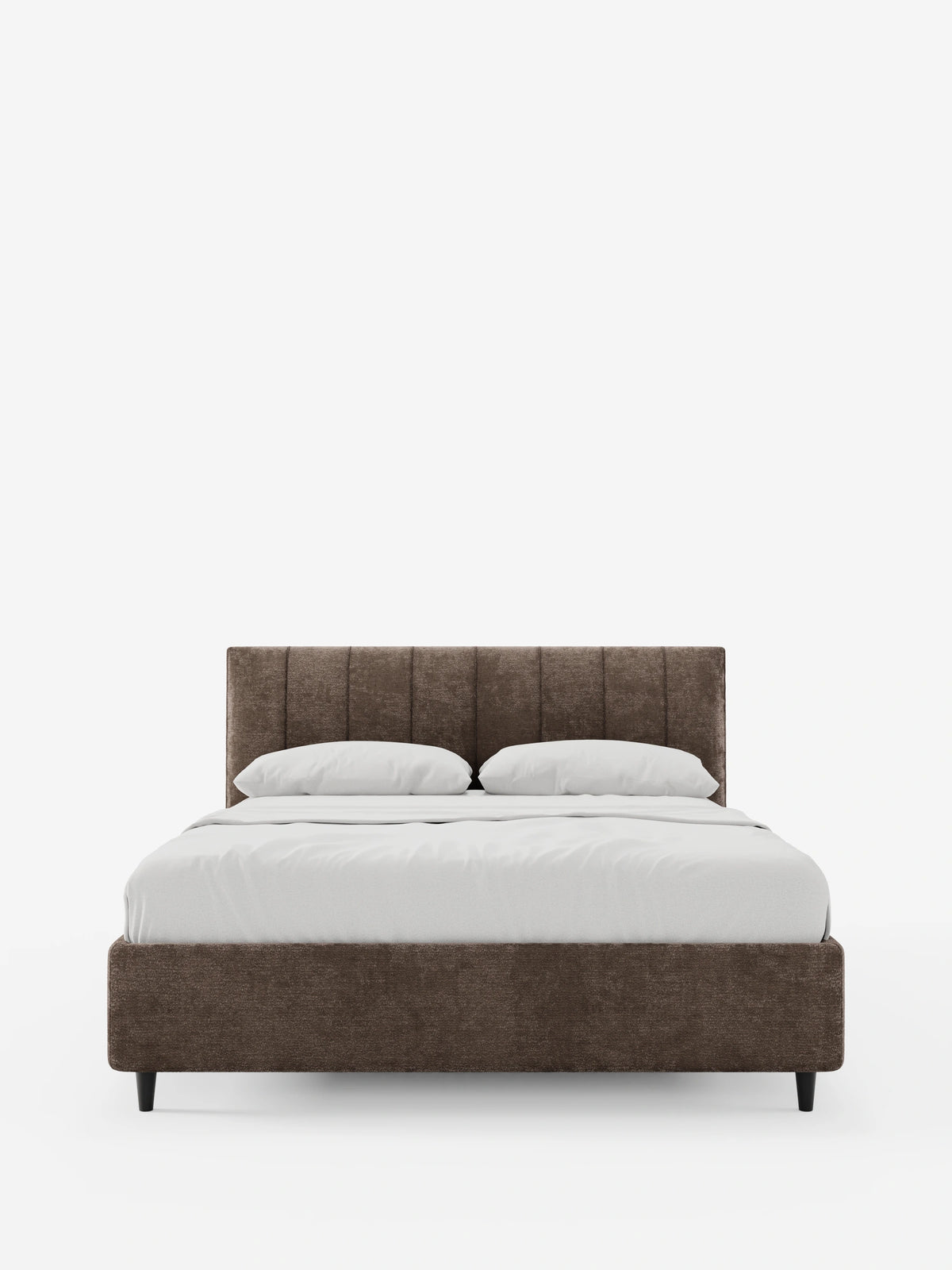 Il letto imbottito ONYX con contenitore e testiera verticale in tessuto certificato Oeko-Tex® è un moderno letto matrimoniale in tessuto marrone scuro con testiera trapuntata a canali verticali, biancheria da letto bianca e quattro gambe affusolate nere.