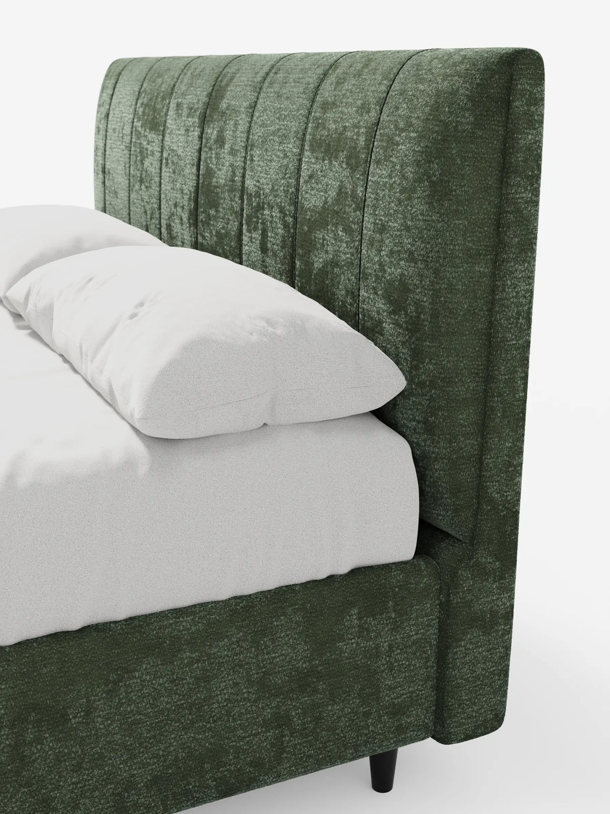Un primo piano di un letto imbottito ONYX con contenitore e testiera verticale in tessuto certificato Oeko-Tex® di colore verde scuro, caratterizzato da un’alta testiera rettangolare con trapuntatura a canali verticali, sopra una biancheria da letto candida e impeccabile.