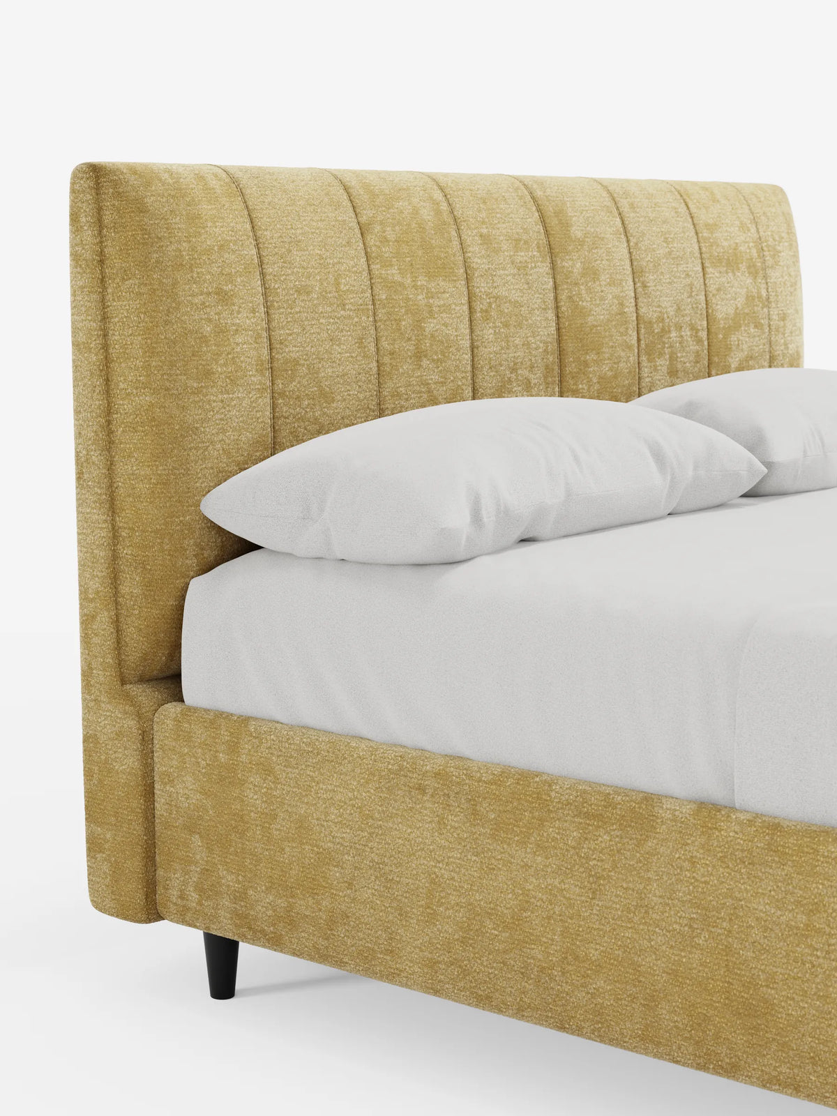 Il letto imbottito ONYX con contenitore e testiera verticale in tessuto certificato Oeko-Tex® è un letto imbottito di colore giallo senape, caratterizzato da una testiera alta a pannelli verticali, biancheria da letto di un bianco brillante e gambe corte e scure di forma cilindrica.