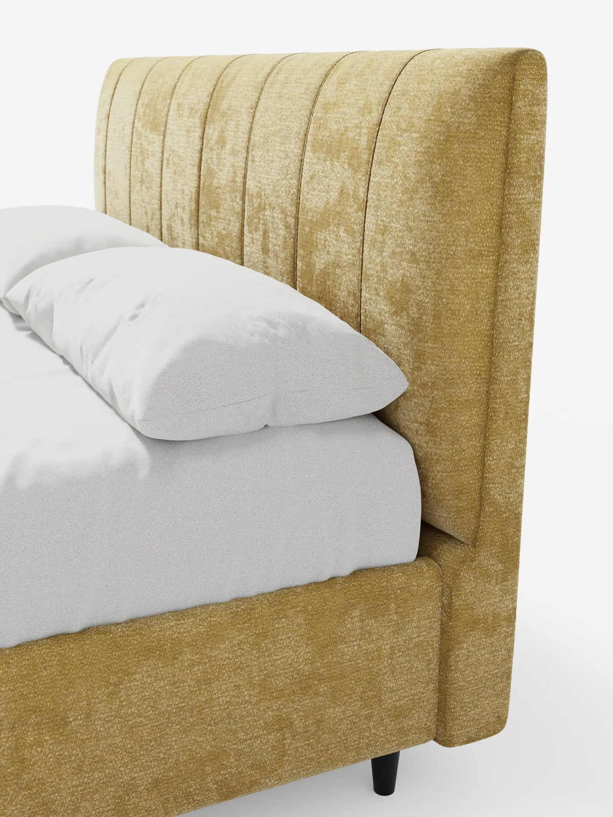 Il letto imbottito ONYX con contenitore e testiera verticale in tessuto certificato Oeko-Tex® presenta una testiera alta, di colore giallo senape, con cuciture verticali, rivestita con biancheria da letto bianca su uno sfondo bianco.