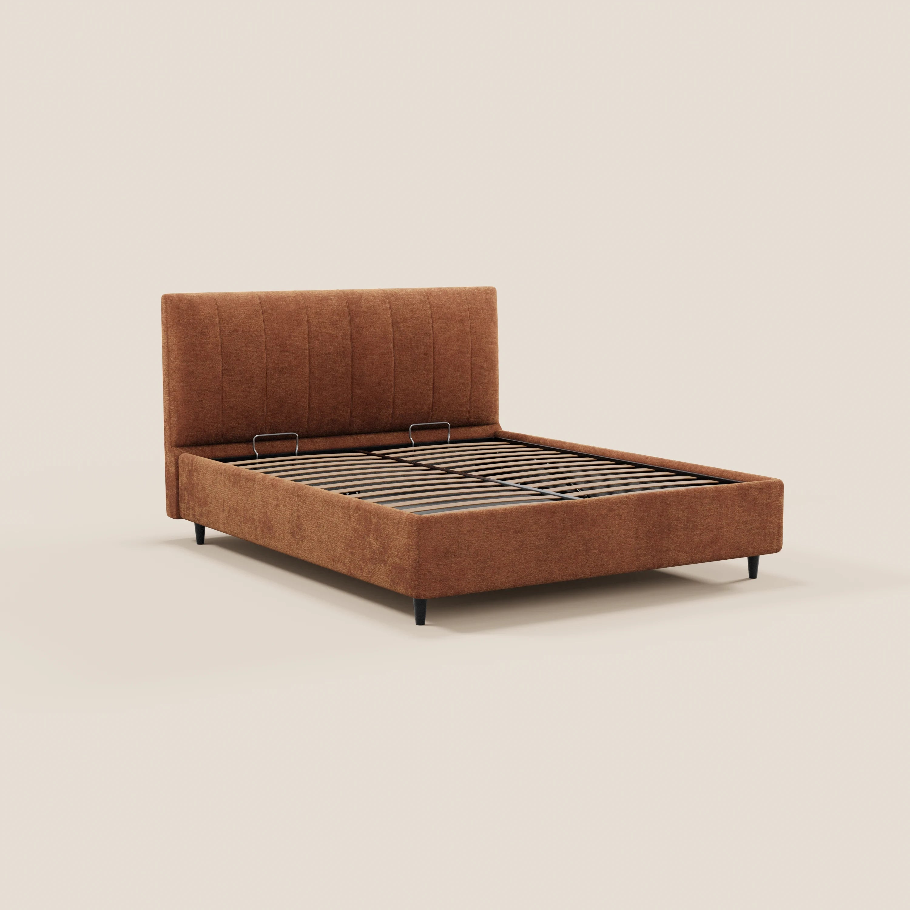 Il letto imbottito ONYX di Letti.store presenta una testiera in tessuto Oeko-Tex® color ruggine con righe verticali, gambe nere, doghe in legno a vista, due fermi metallici per il materasso ai piedi del letto e una base con contenitore. Lo sfondo è beige a tinta unita.