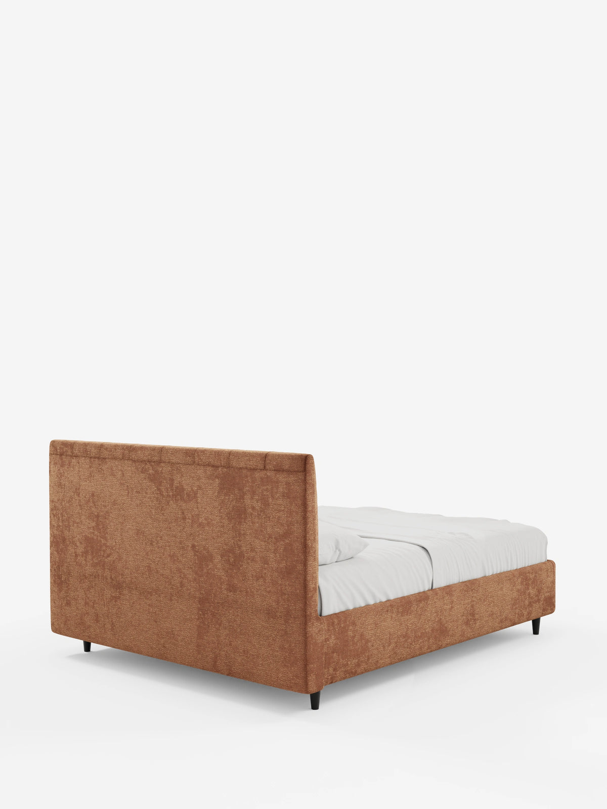 Il letto imbottito ONYX con contenitore e testiera verticale in tessuto certificato Oeko-Tex® è un letto moderno caratterizzato da una testiera alta, rettangolare, color ruggine, da biancheria da letto bianca e da piccoli piedini neri su sfondo bianco.