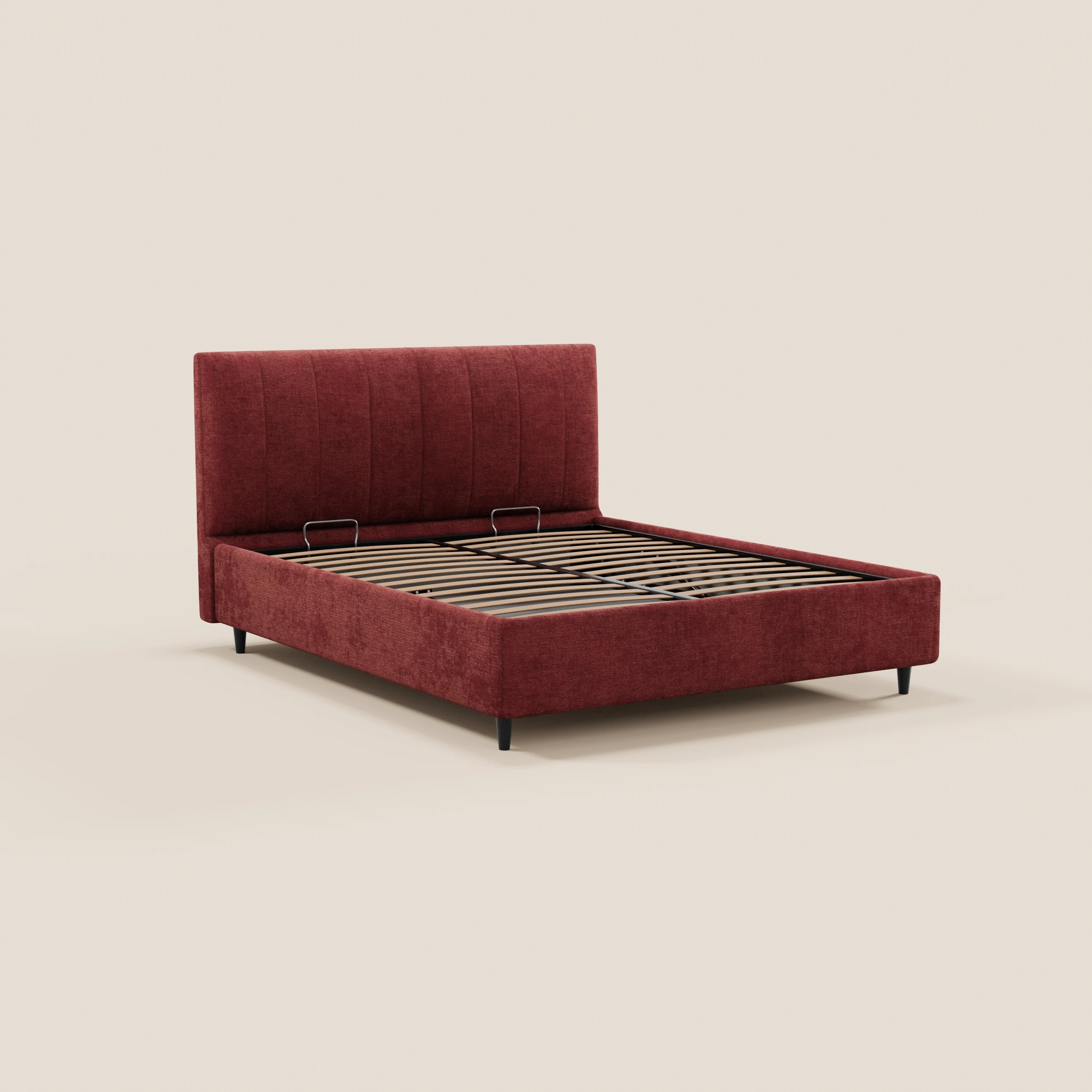 Il letto imbottito ONYX di Letti.store presenta una testiera verticale in tessuto certificato Oeko-Tex®, di colore rosso scuro e con finitura testurizzata. È dotato di doghe in legno, gambe sottili nere e un vano contenitore; nella foto è raffigurato sfoderato, senza materasso, su uno sfondo beige.