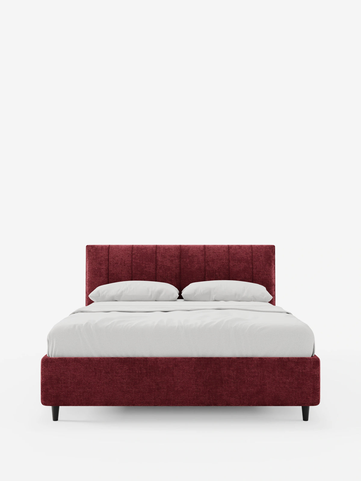 ONYX: letto imbottito con contenitore e testiera verticale in tessuto certificato Oeko-Tex®: un letto moderno con testiera di un rosso intenso, trapuntata verticalmente, e struttura abbinata, rivestito con biancheria da letto bianca e poggiante su sottili piedini scuri.