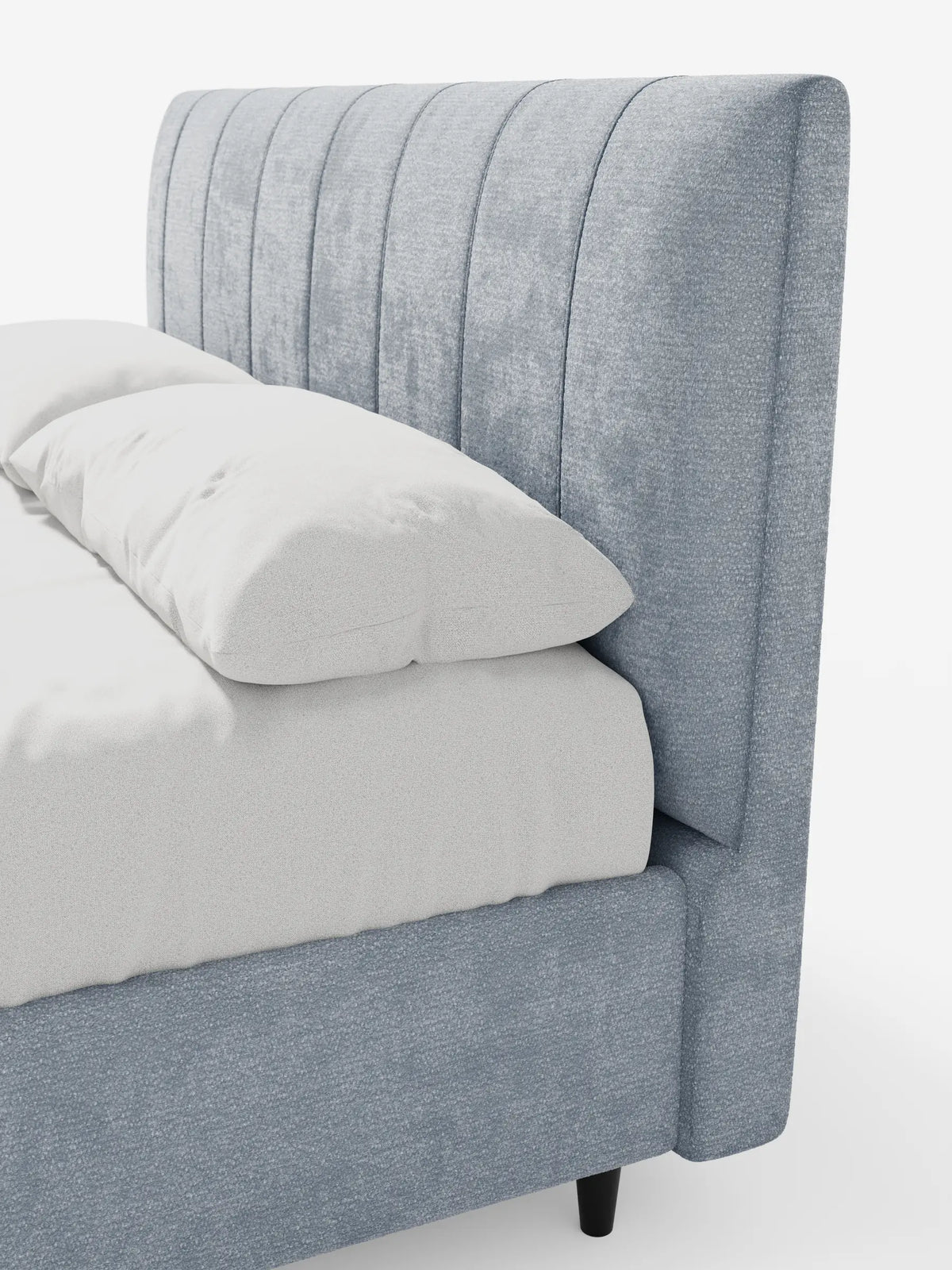 Letto imbottito ONYX con contenitore e testiera verticale in tessuto certificato Oeko-Tex®, caratterizzato da una testiera blu chiaro con trama a canalini verticali, rivestito con biancheria da letto bianca e due cuscini su sfondo bianco.