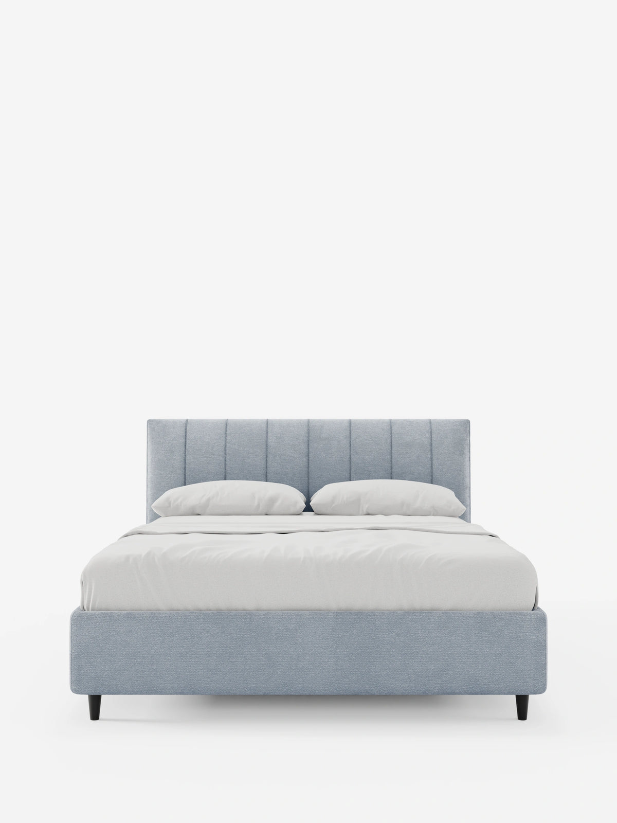 Il letto imbottito ONYX con contenitore e testiera verticale in tessuto certificato Oeko-Tex® è un letto imbottito di colore azzurro, dotato di una testiera alta con cuciture verticali, biancheria da letto bianca, due cuscini e piccole gambe nere.