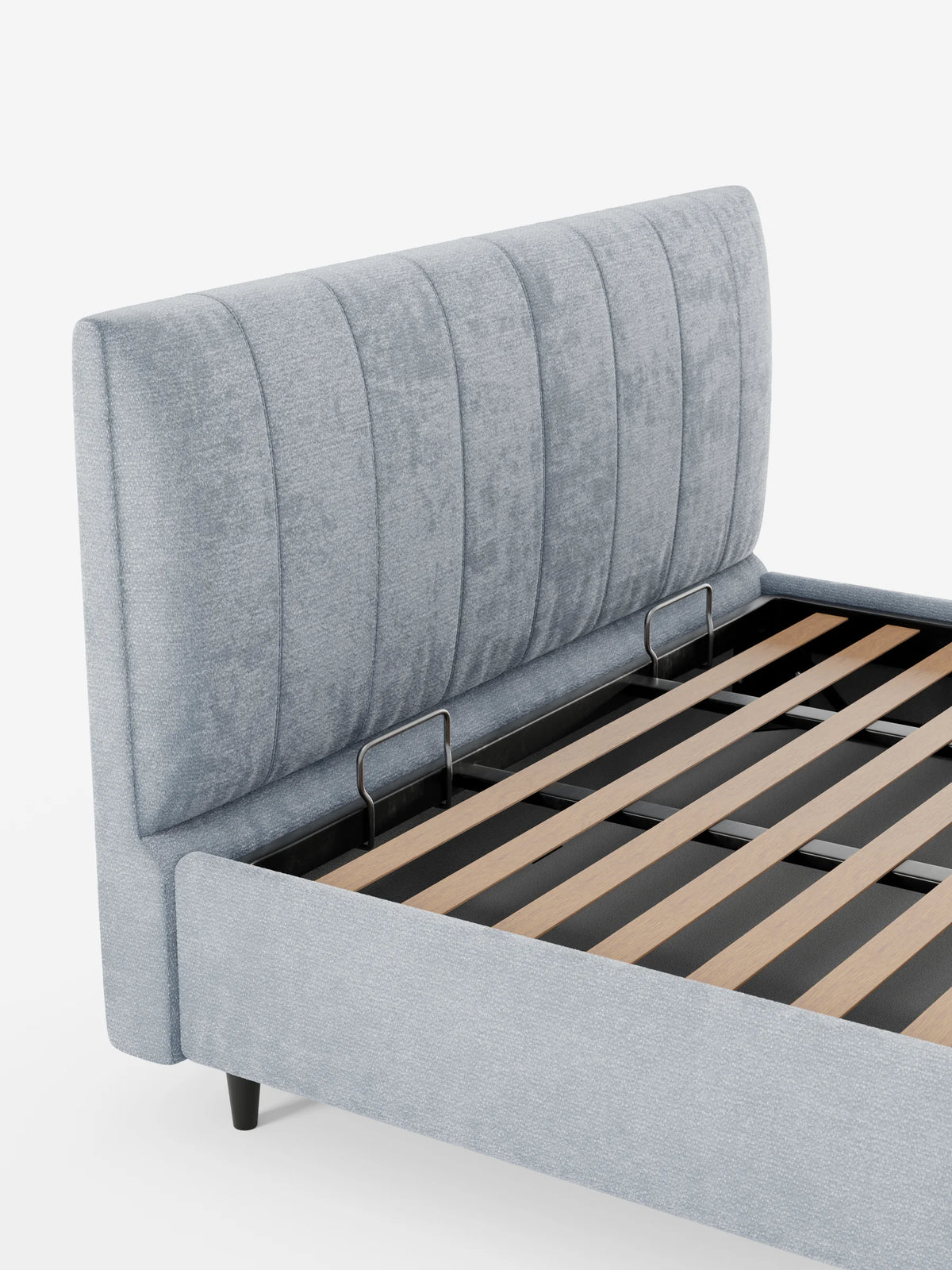 ONYX, letto imbottito con contenitore e testiera verticale in tessuto certificato Oeko-Tex®: una struttura letto imbottita di colore grigio chiaro con una testiera alta e trapuntata verticalmente, doghe in legno e contenitore integrato su sfondo bianco.