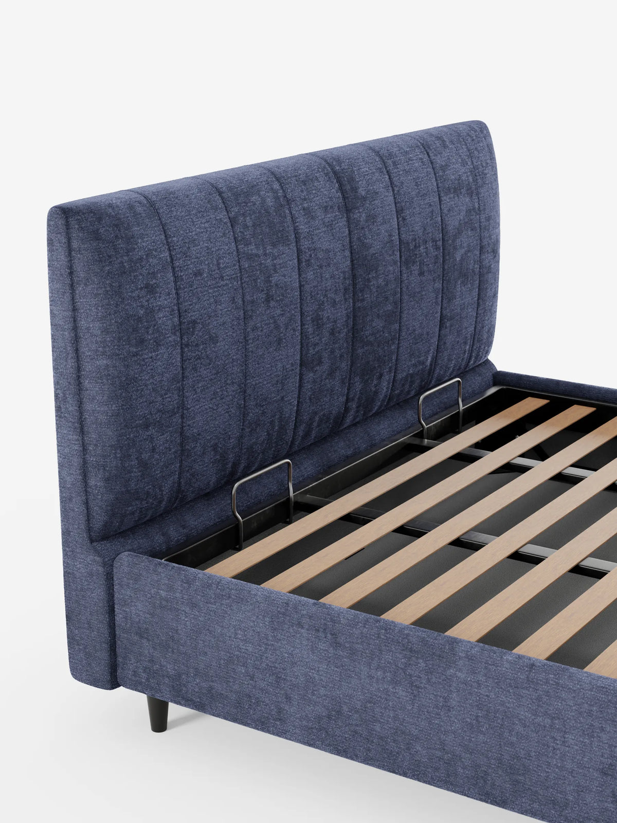 ONYX: letto imbottito con contenitore e testiera verticale in tessuto certificato Oeko-Tex®: una struttura da letto blu intenso con una testiera alta a doghe verticali, base sollevabile con contenitore e gambe scure affusolate su uno sfondo a tinta unita.