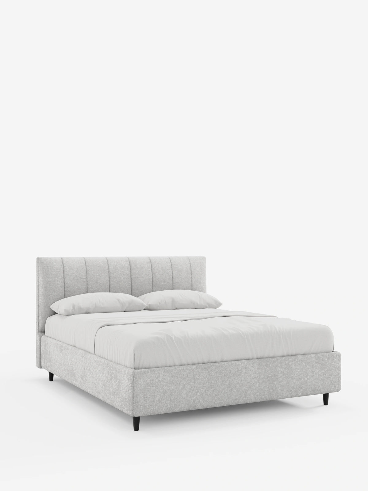 Il letto imbottito ONYX con contenitore e testiera verticale in tessuto certificato Oeko-Tex® è un letto imbottito di colore grigio chiaro, dotato di una testiera alta con scanalature verticali, biancheria da letto bianca, due cuscini e quattro piccoli piedini neri.